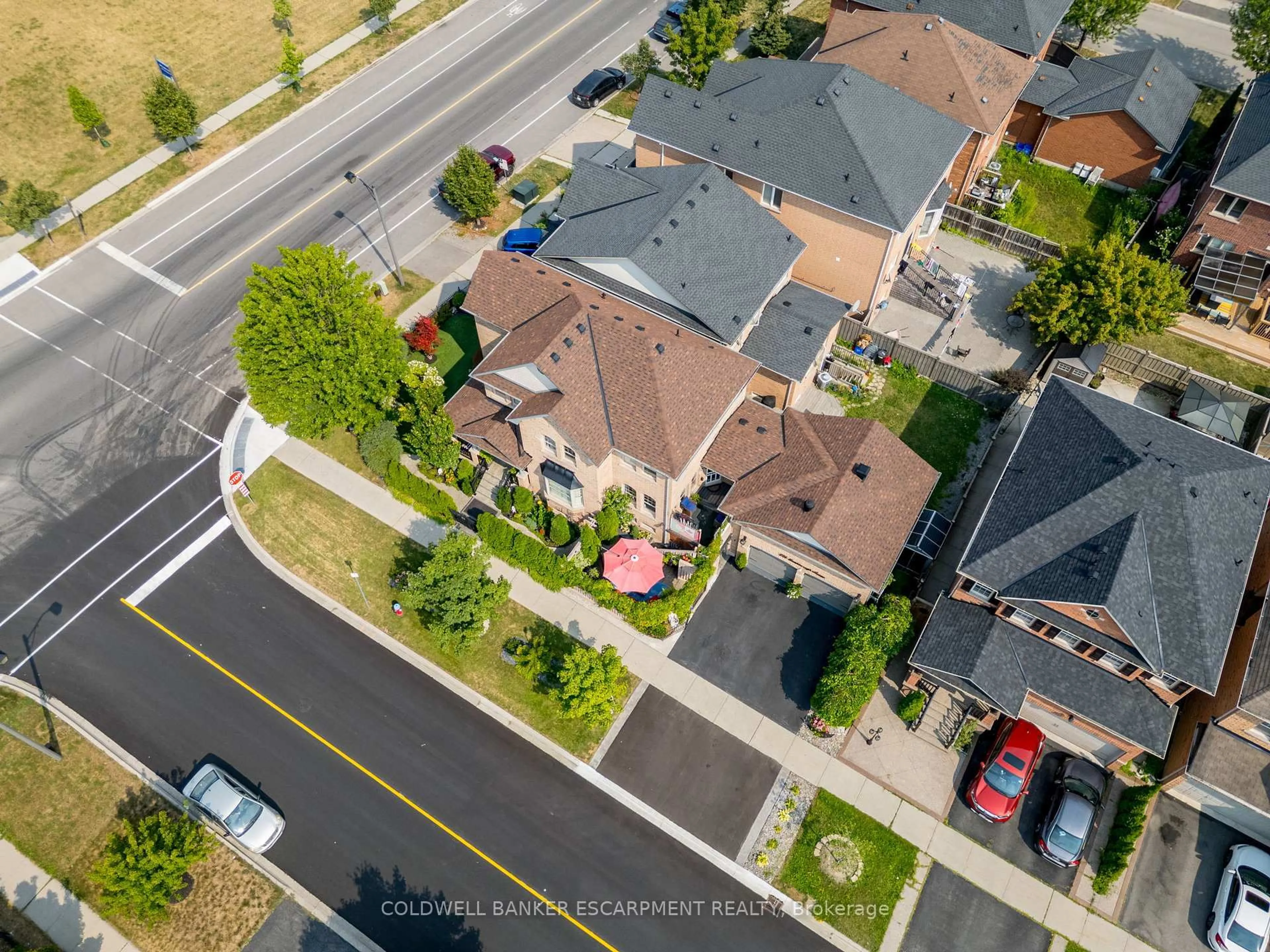 A pic from outside/outdoor area/front of a property/back of a property/a pic from drone, street for 256 Landsborough Ave, Milton Ontario L9T 0T4