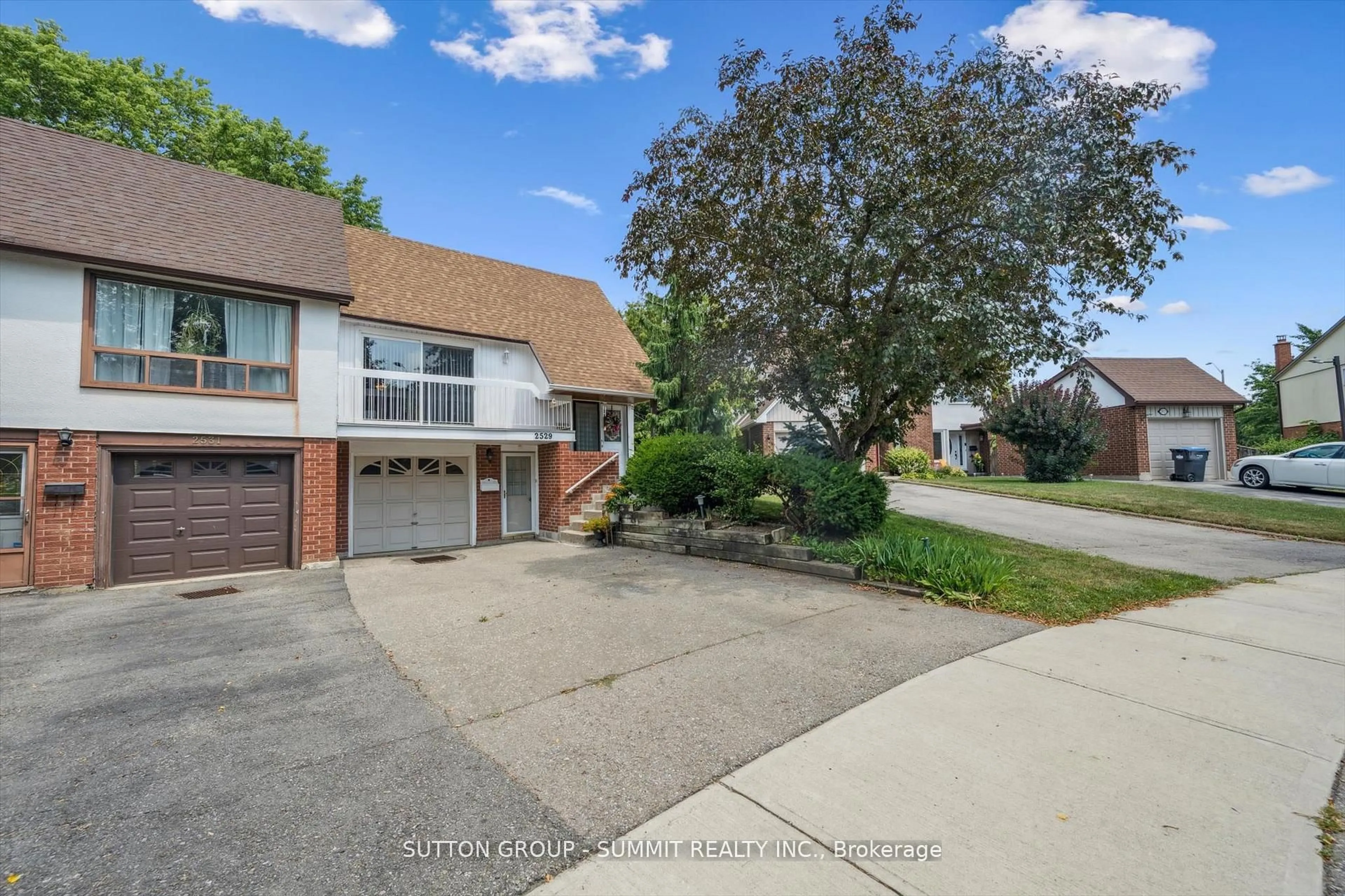 A pic from outside/outdoor area/front of a property/back of a property/a pic from drone, street for 2529 TRONDHEIM Cres, Mississauga Ontario L5N 1P3
