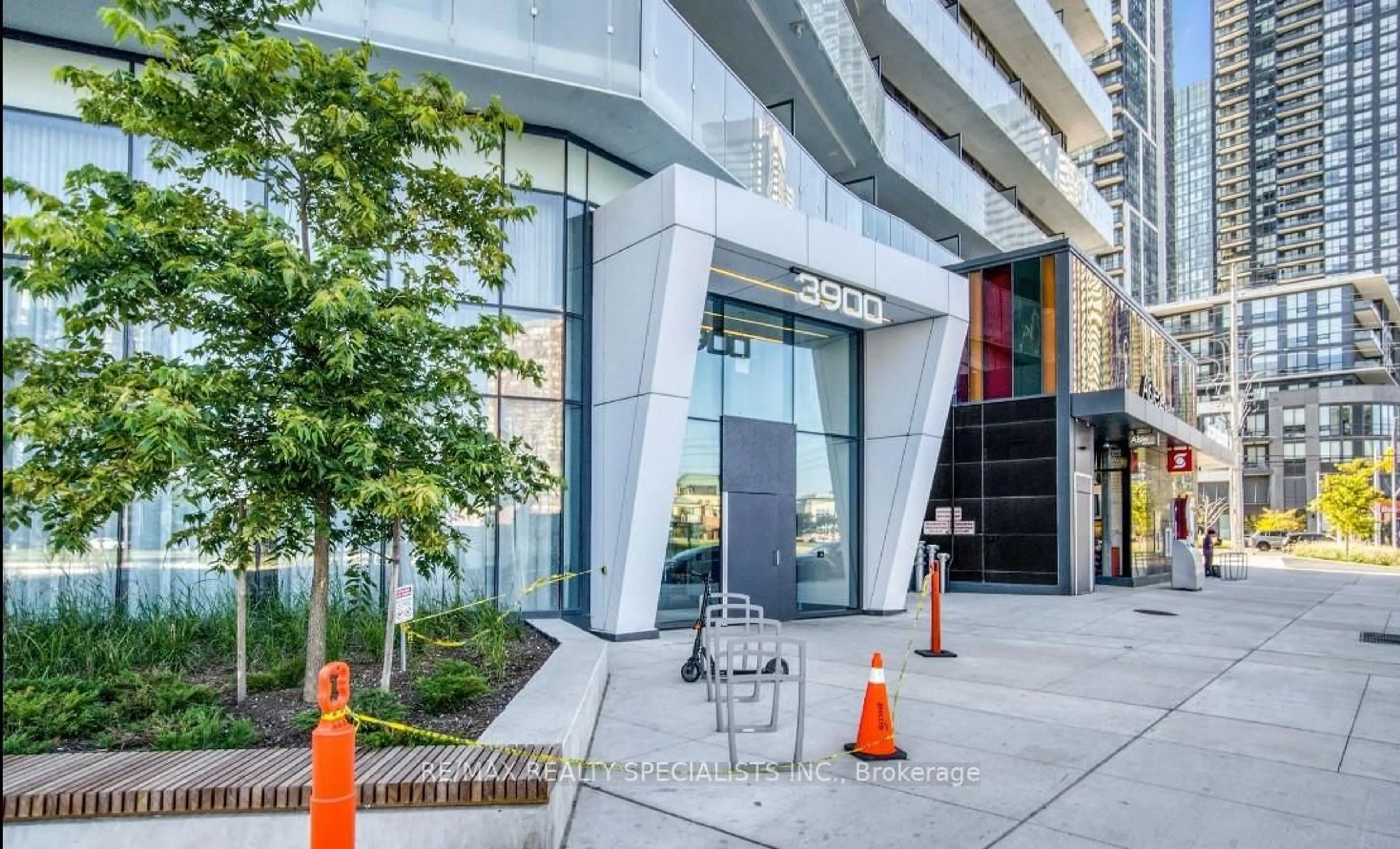 Indoor foyer for 3900 Confederation Pkwy #211, Mississauga Ontario L5B 3Y1