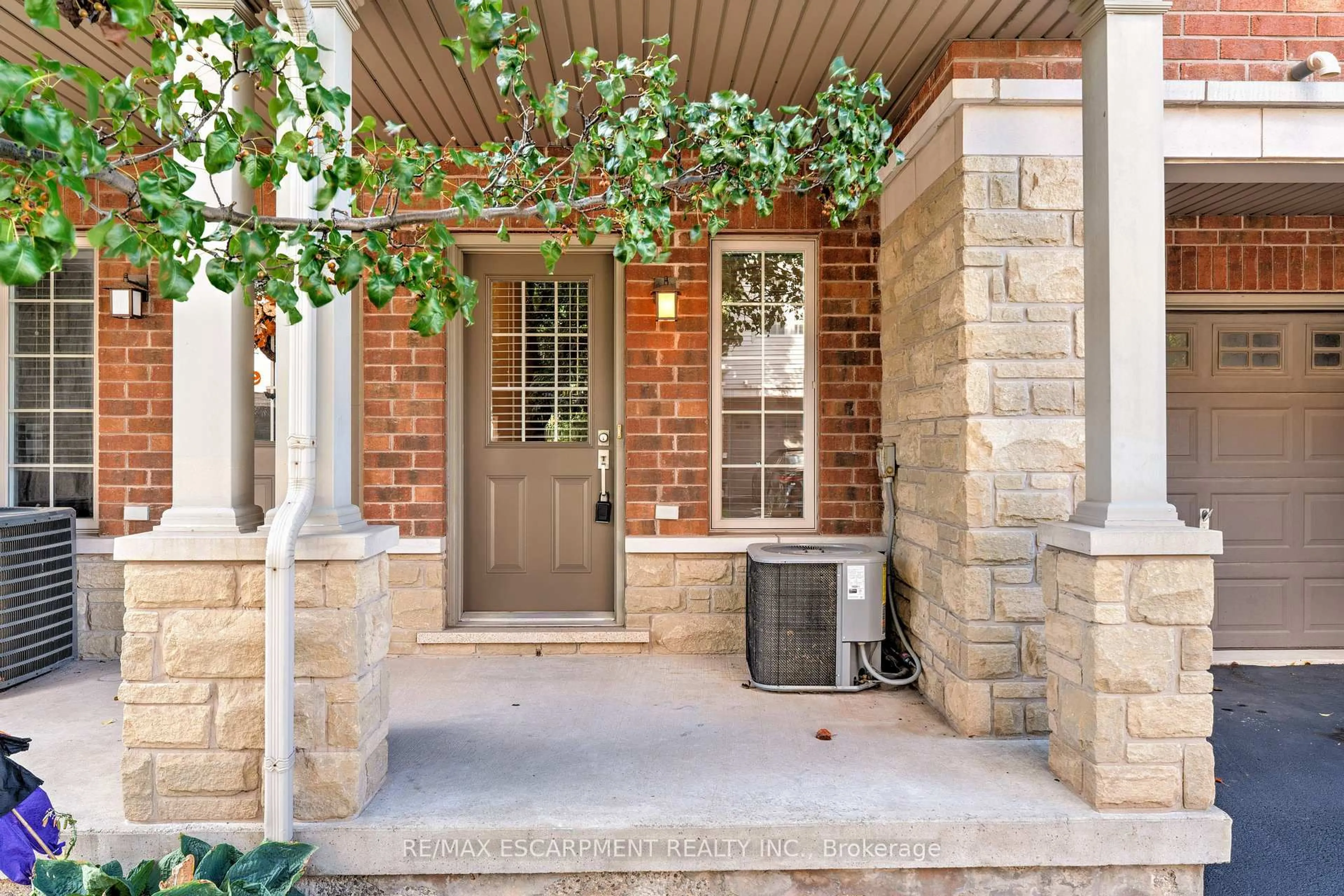 Home with brick exterior material, street for 628 GARIBALDI Common, Burlington Ontario L7L 0E2