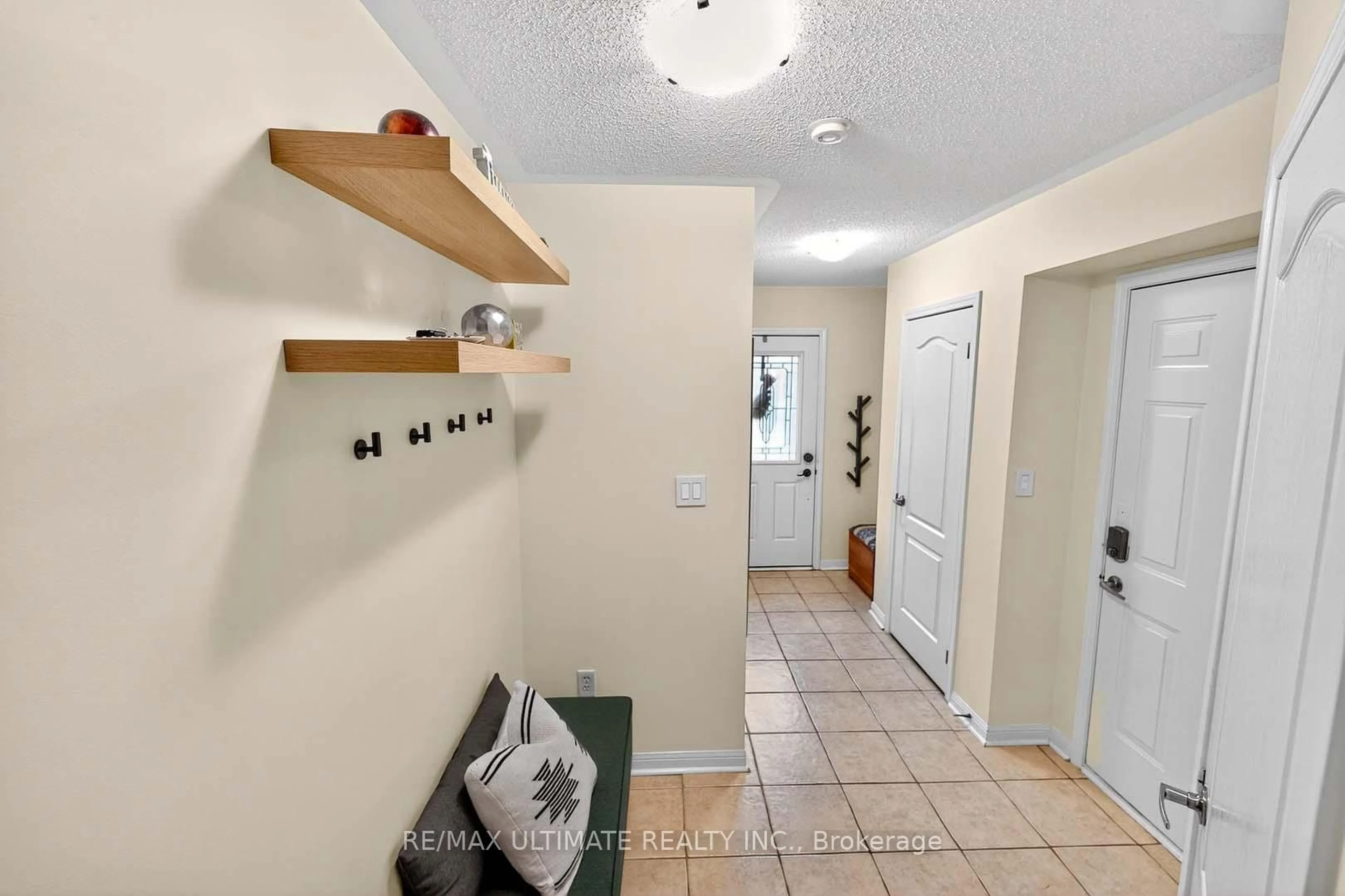 Indoor entryway for 3056 Dewridge Ave, Oakville Ontario L6M 5J1