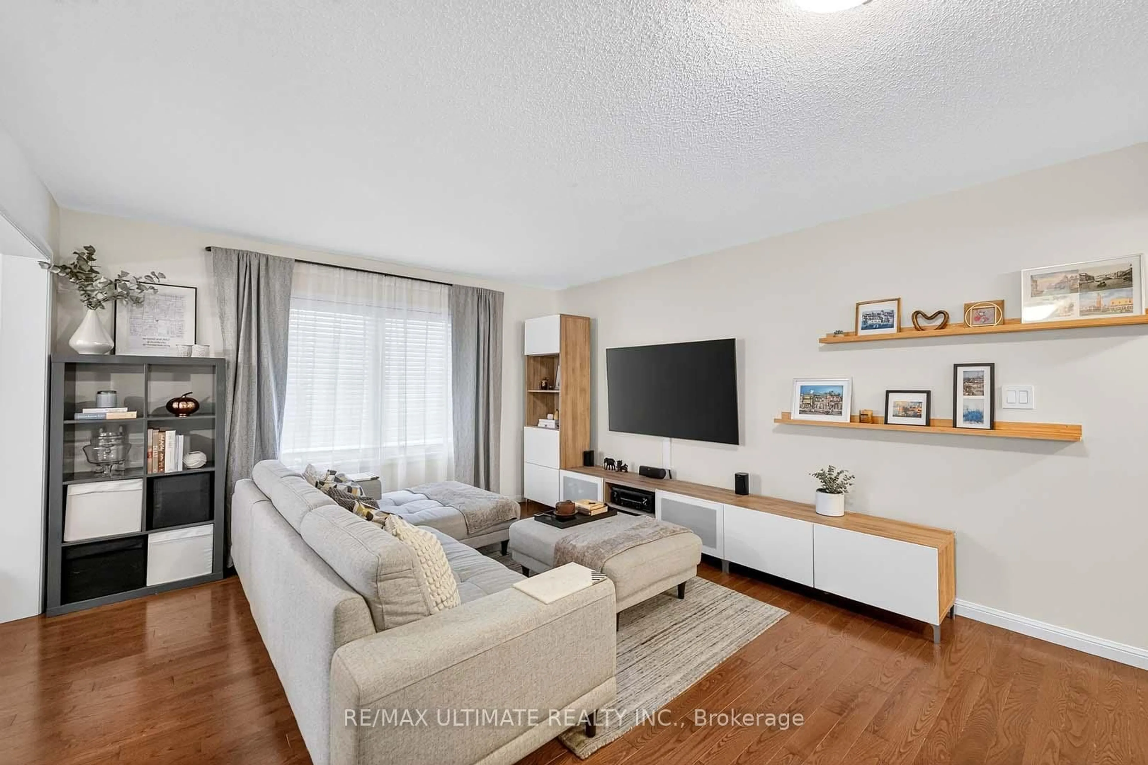 Living room with furniture, wood/laminate floor for 3056 Dewridge Ave, Oakville Ontario L6M 5J1