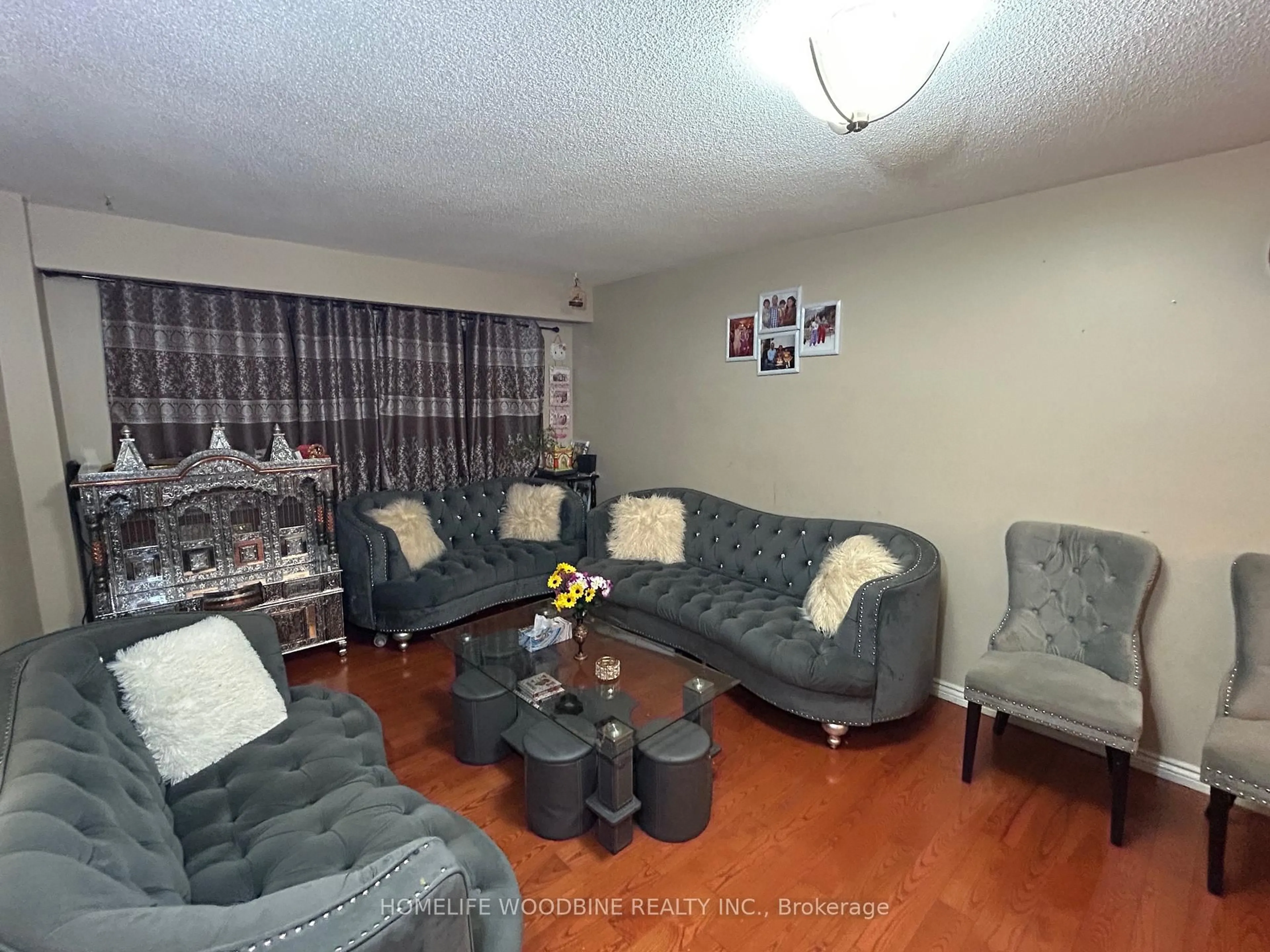 Living room with furniture, unknown for 3341 Morning Star Dr, Mississauga Ontario L4T 1X6