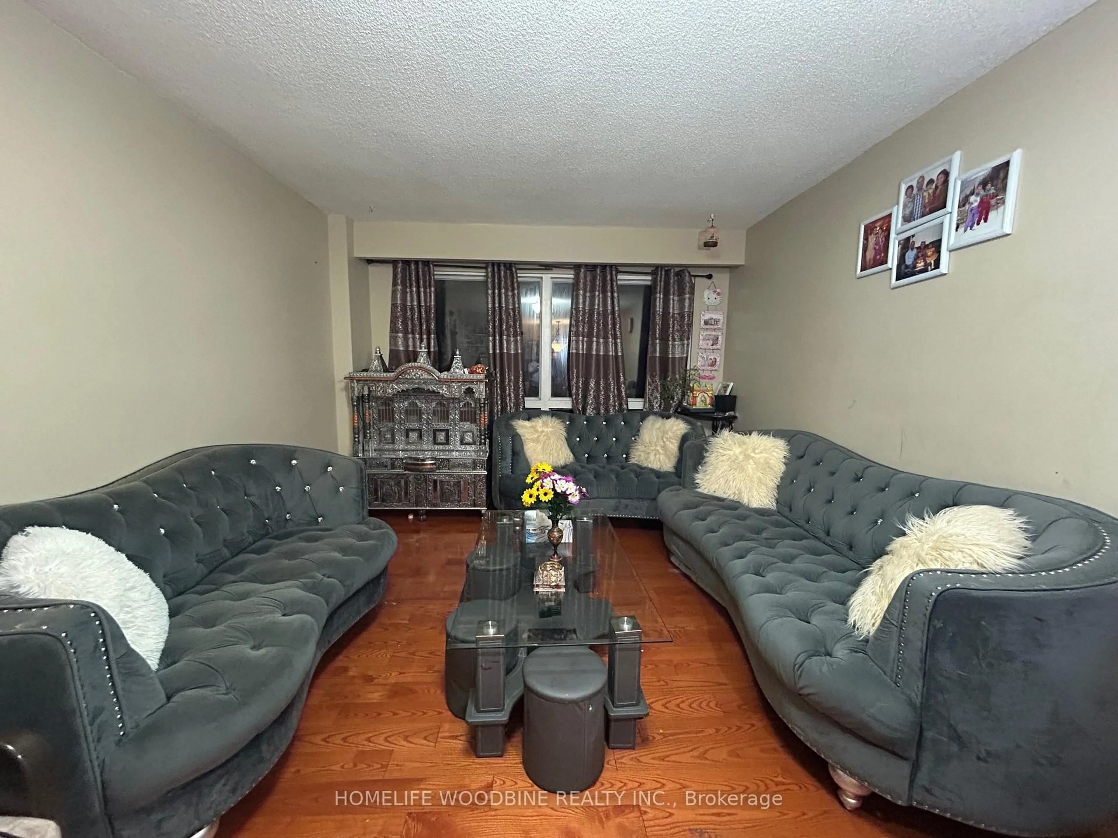 Living room with furniture, unknown for 3341 Morning Star Dr, Mississauga Ontario L4T 1X6