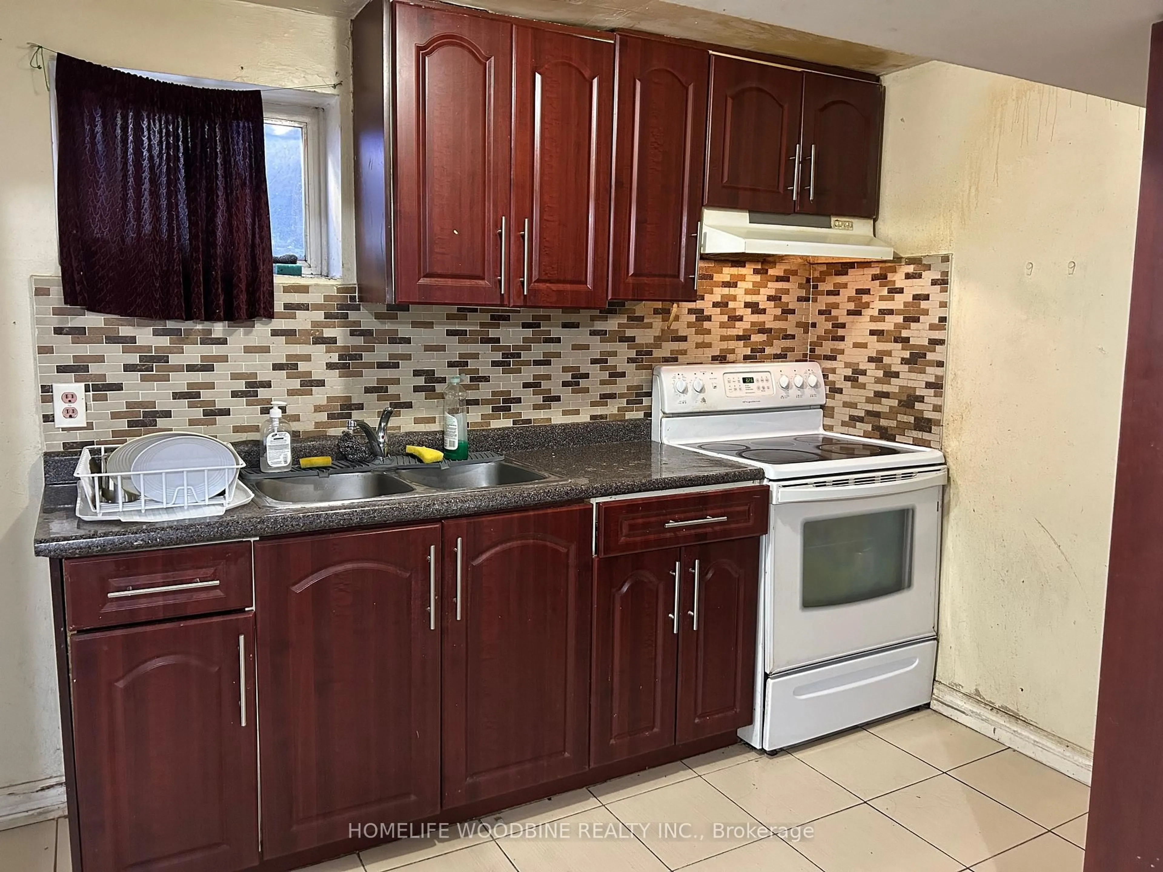 Standard kitchen, ceramic/tile floor for 3341 Morning Star Dr, Mississauga Ontario L4T 1X6