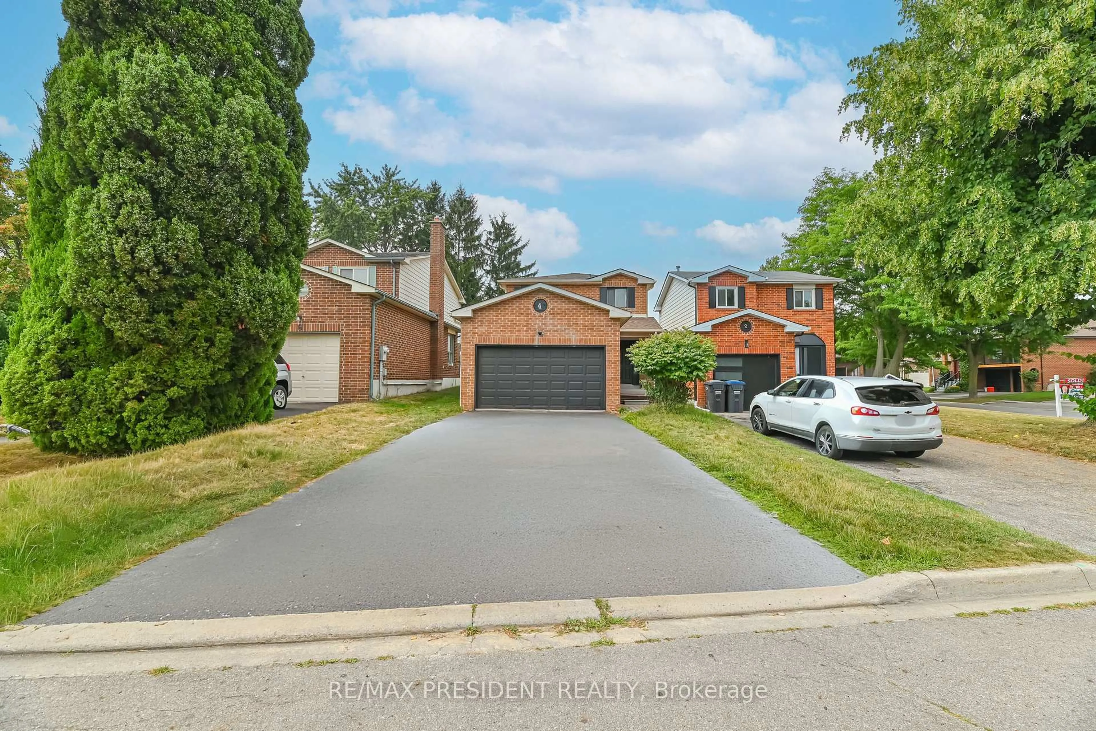 A pic from outside/outdoor area/front of a property/back of a property/a pic from drone, street for 4 Lawnview Crt, Brampton Ontario L7G 1T4
