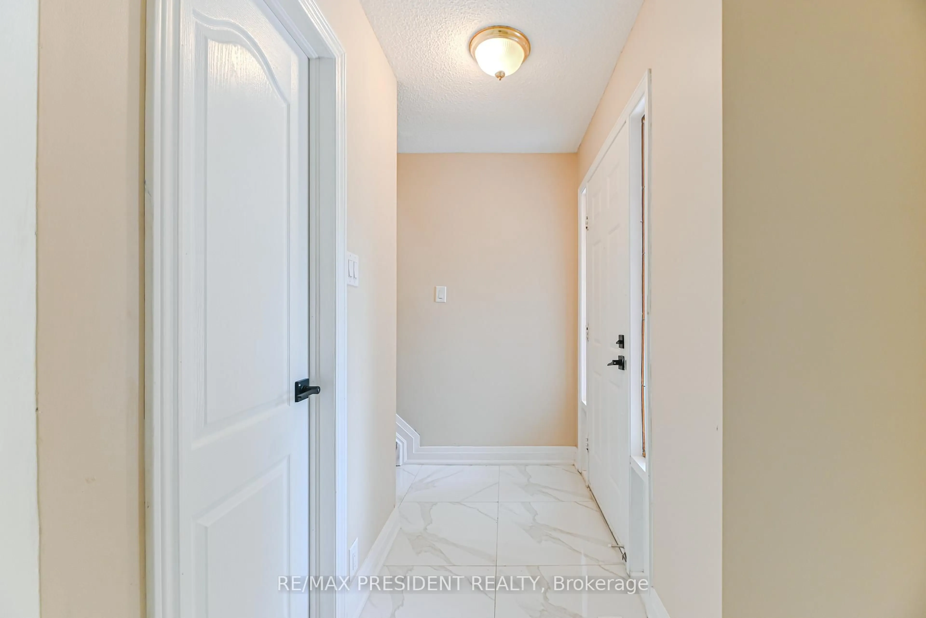 Indoor entryway for 4 Lawnview Crt, Brampton Ontario L7G 1T4