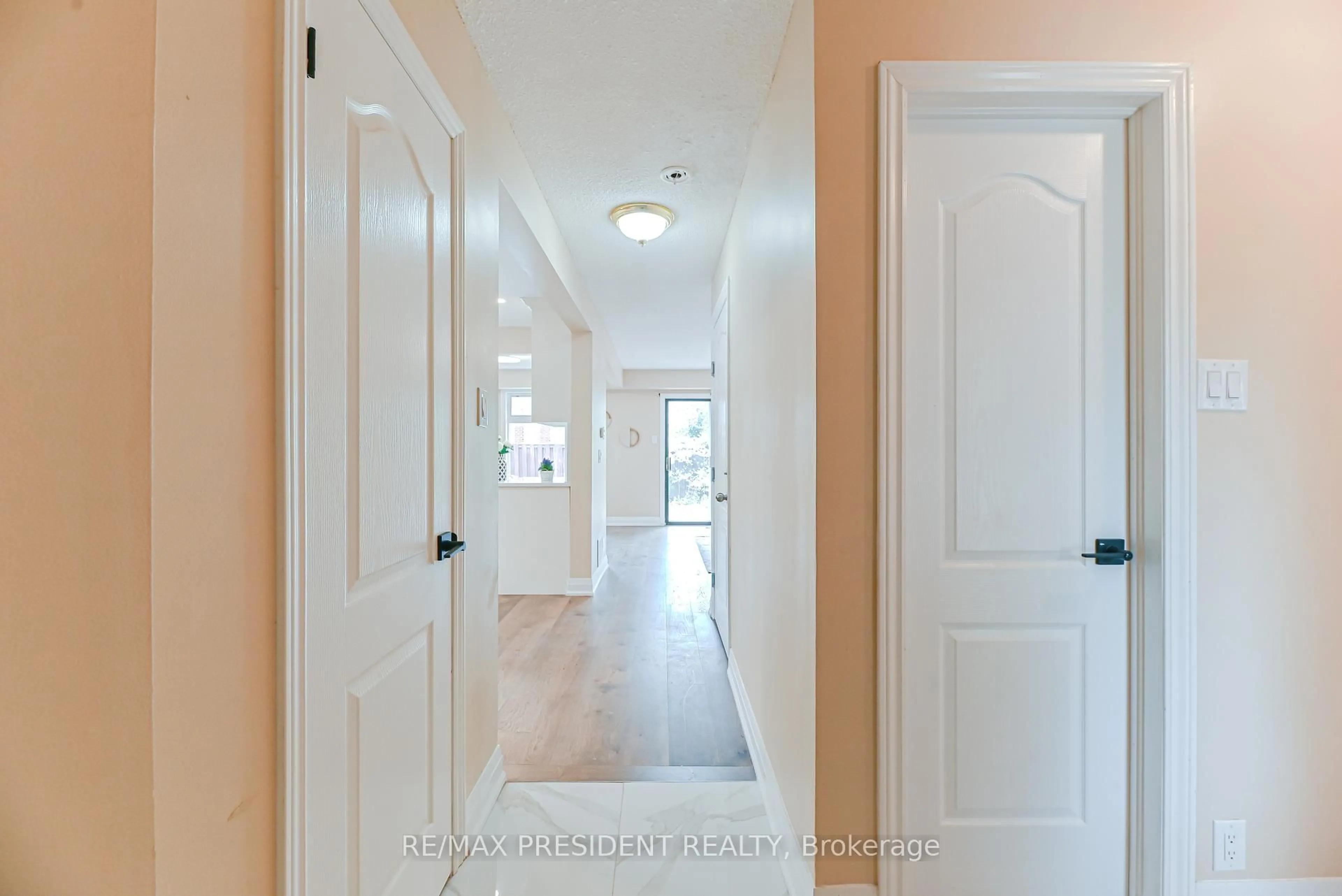 Indoor entryway for 4 Lawnview Crt, Brampton Ontario L7G 1T4