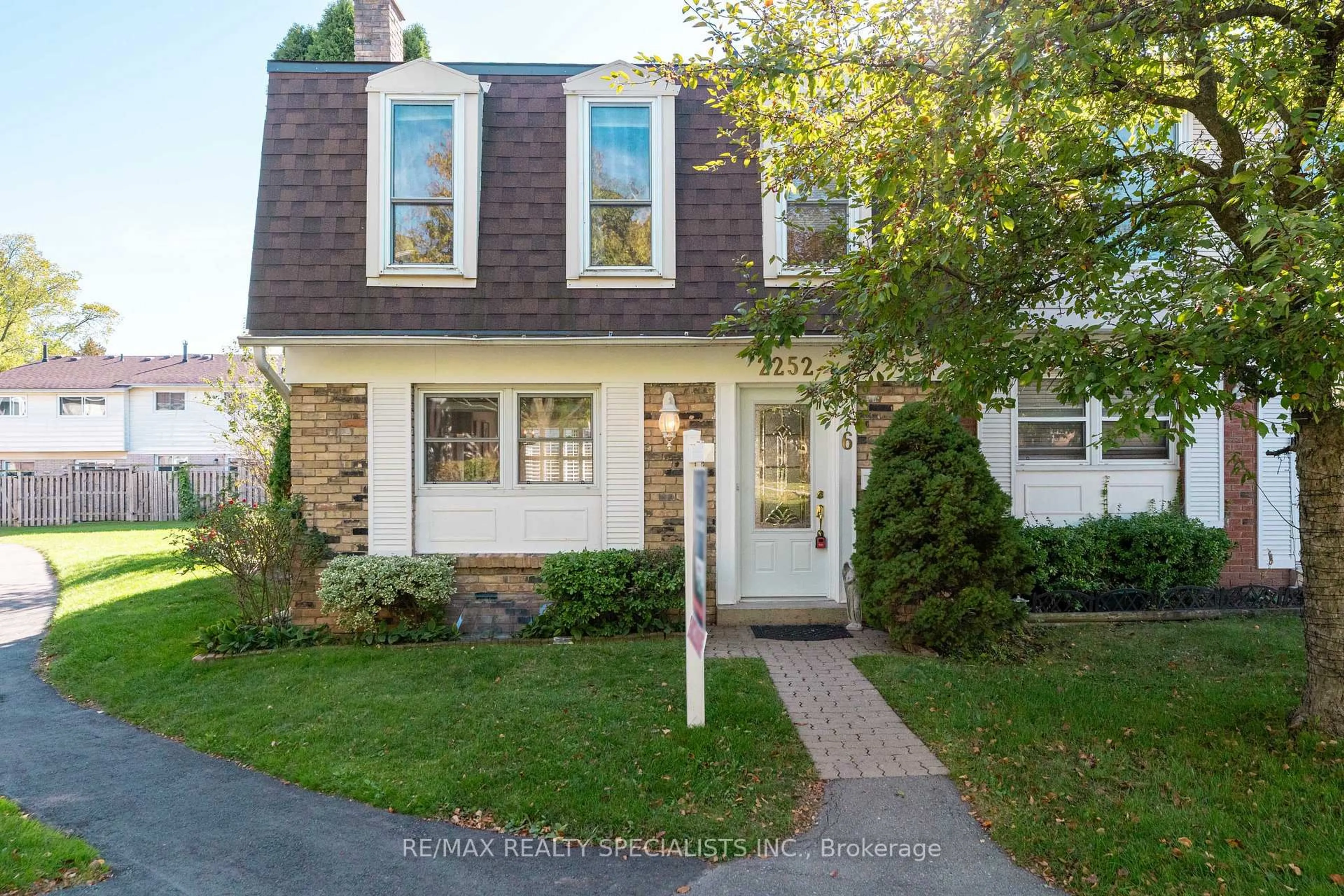 Home with brick exterior material, street for 2252 Upper Middle Rd #6, Burlington Ontario L7P 2Z9