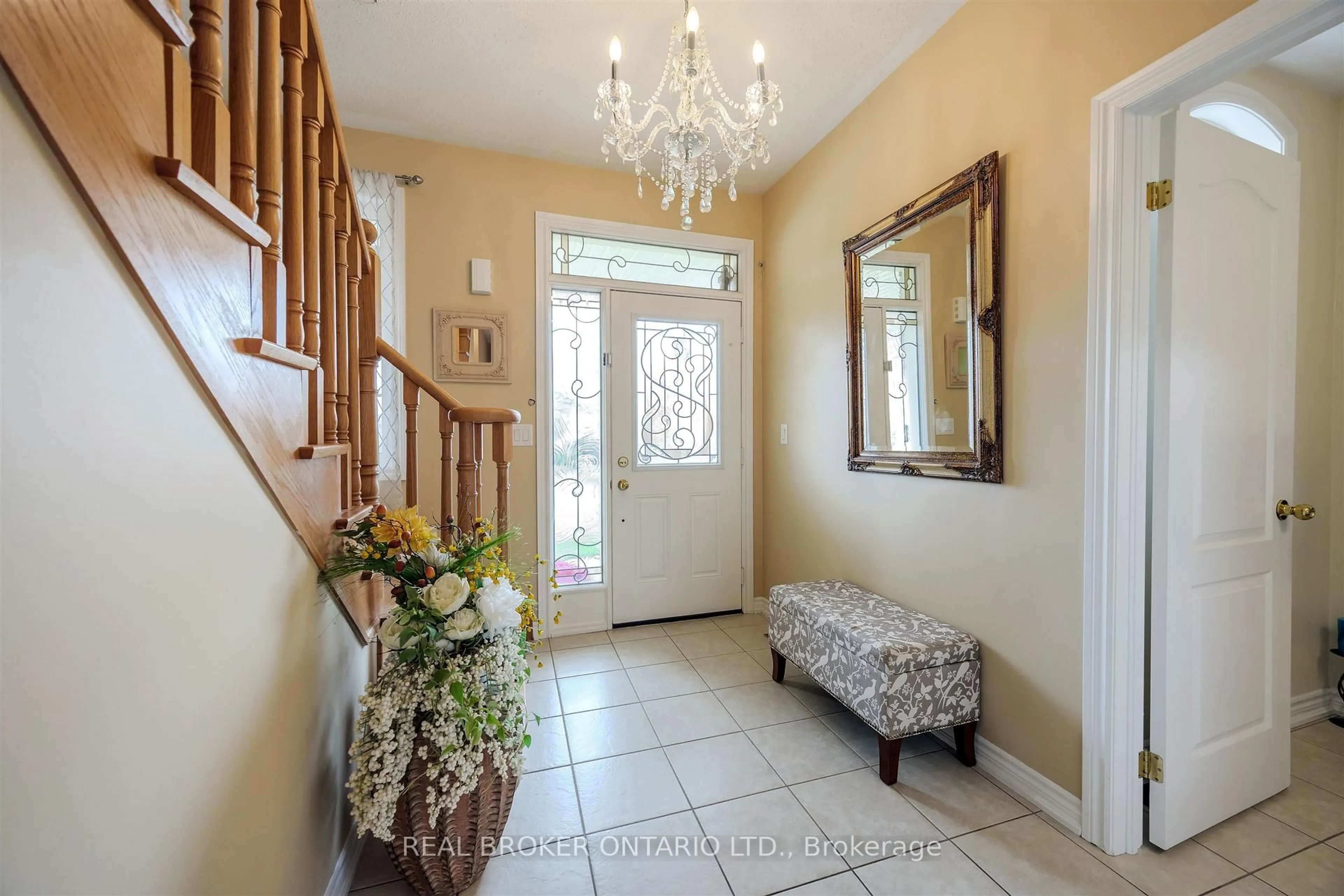Indoor entryway for 636 Serafini Cres, Milton Ontario L9T 7P1