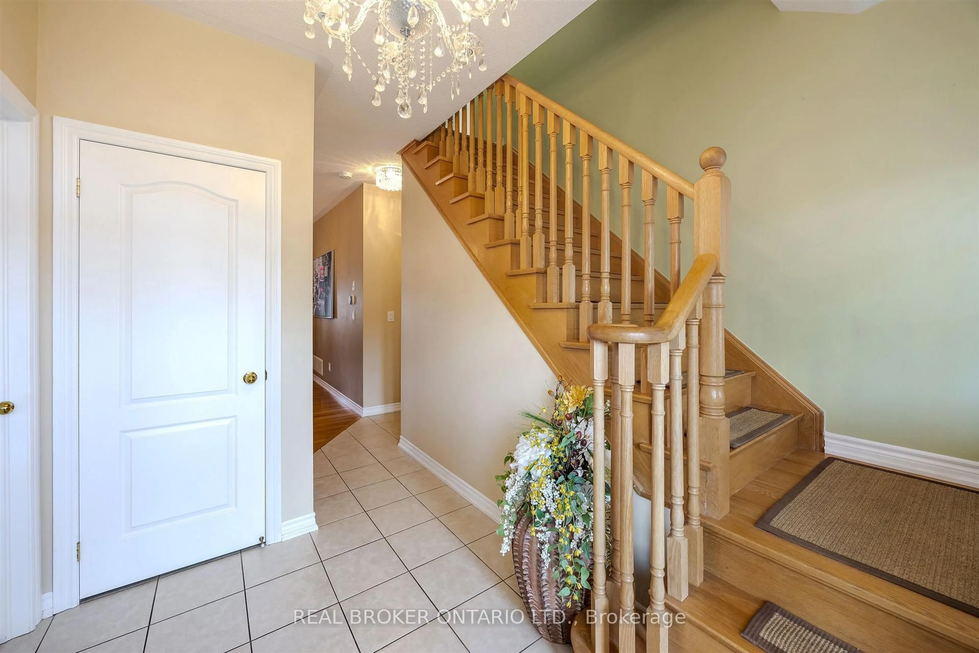 Indoor entryway for 636 Serafini Cres, Milton Ontario L9T 7P1