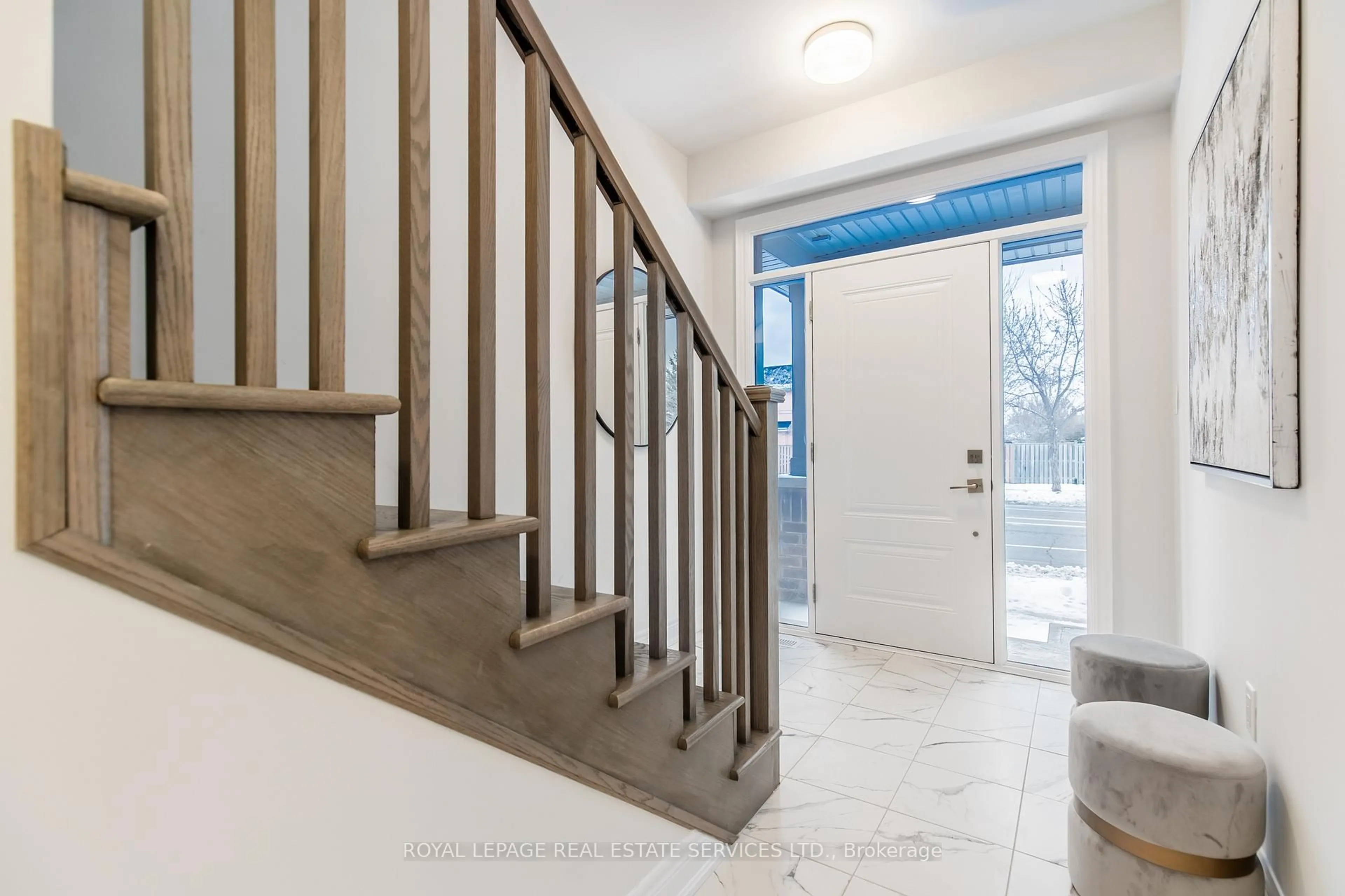 Indoor entryway for 2733 Westoak Trails Blvd, Oakville Ontario L6M 5T1