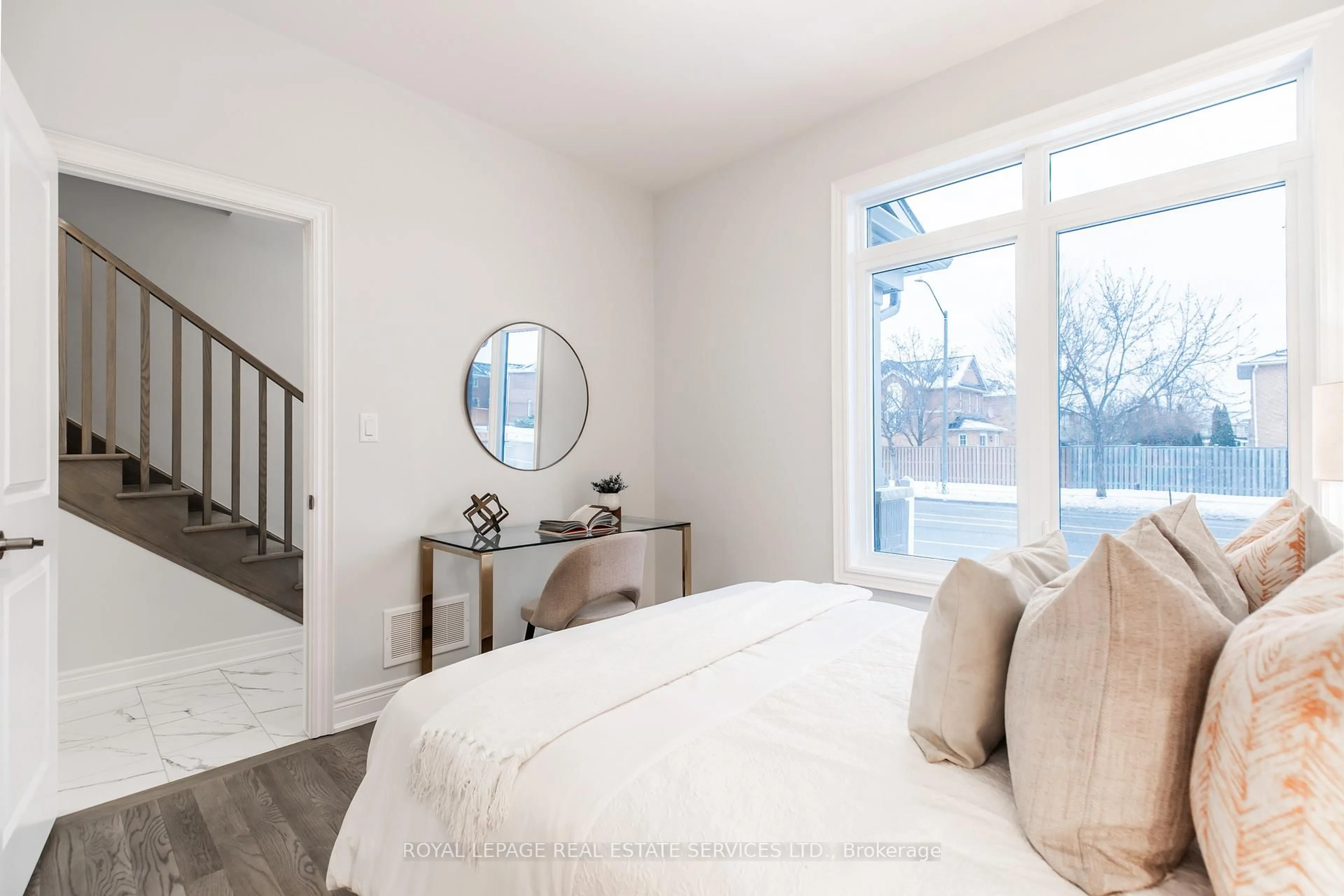 Bedroom with bed, unknown for 2733 Westoak Trails Blvd, Oakville Ontario L6M 5T1
