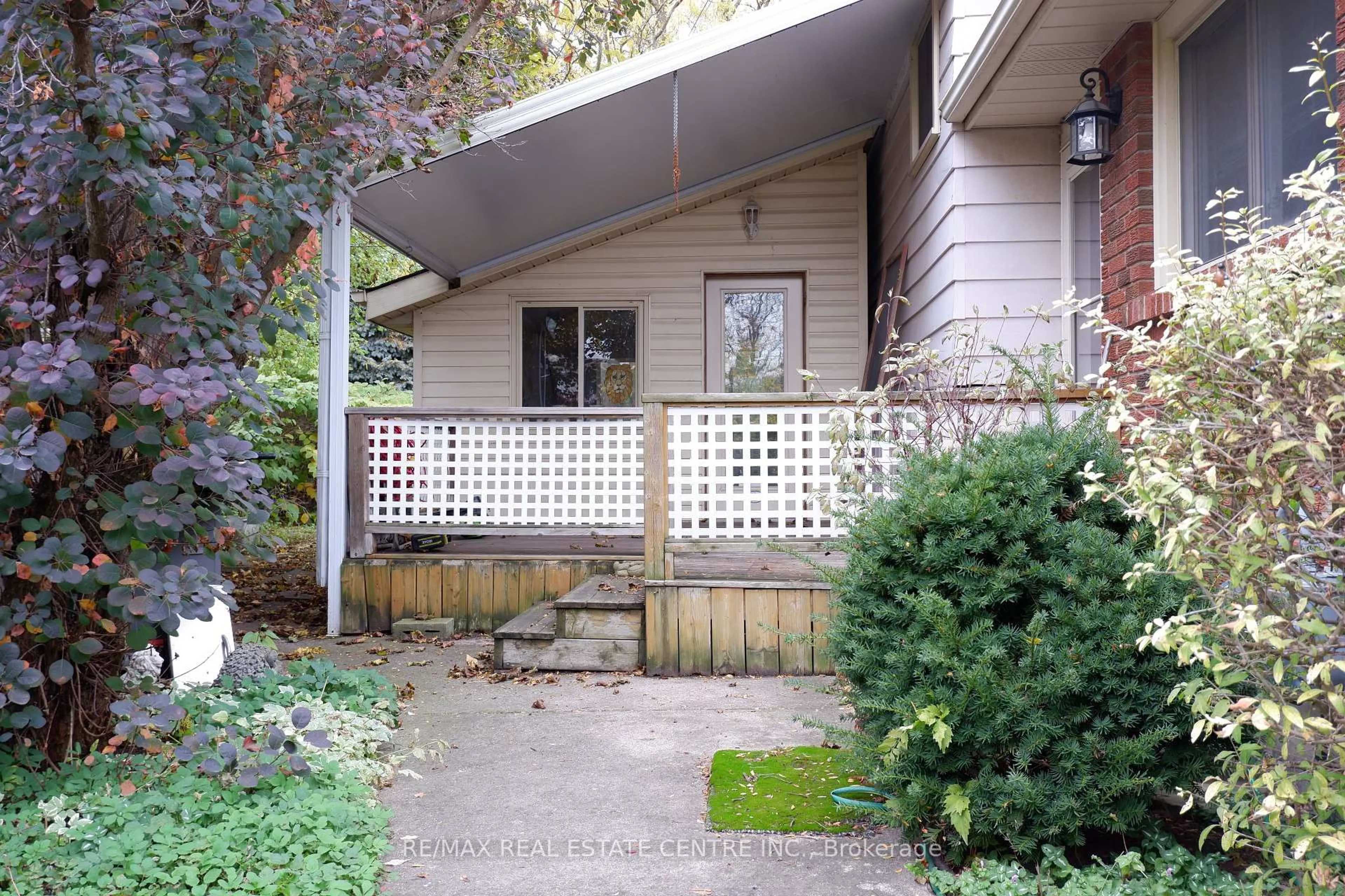 Patio, street for 54 Moultrey Cres, Halton Hills Ontario L7G 4N5