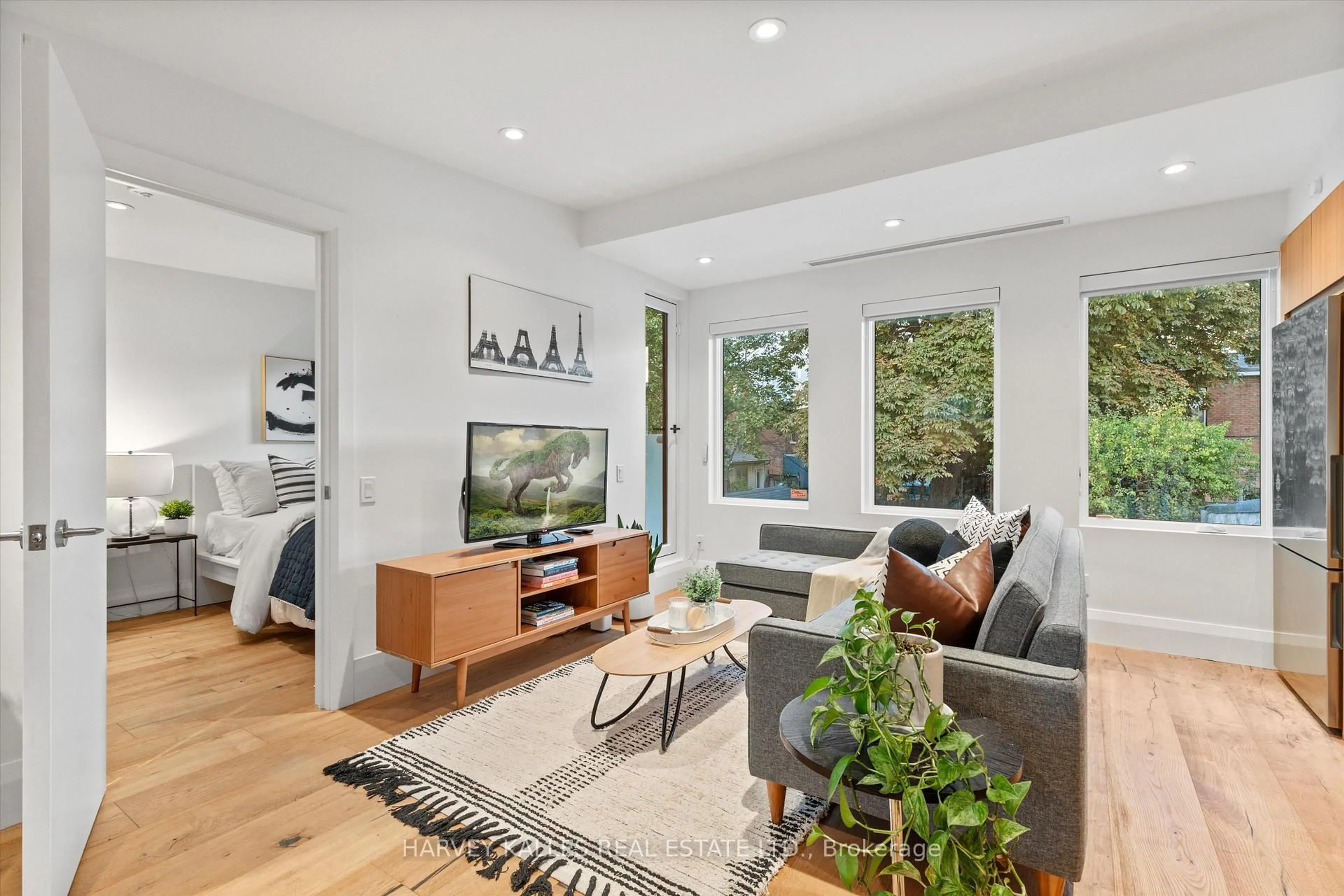 Living room with furniture, unknown for 786 Ossington Ave #D, Toronto Ontario M6G 3V1