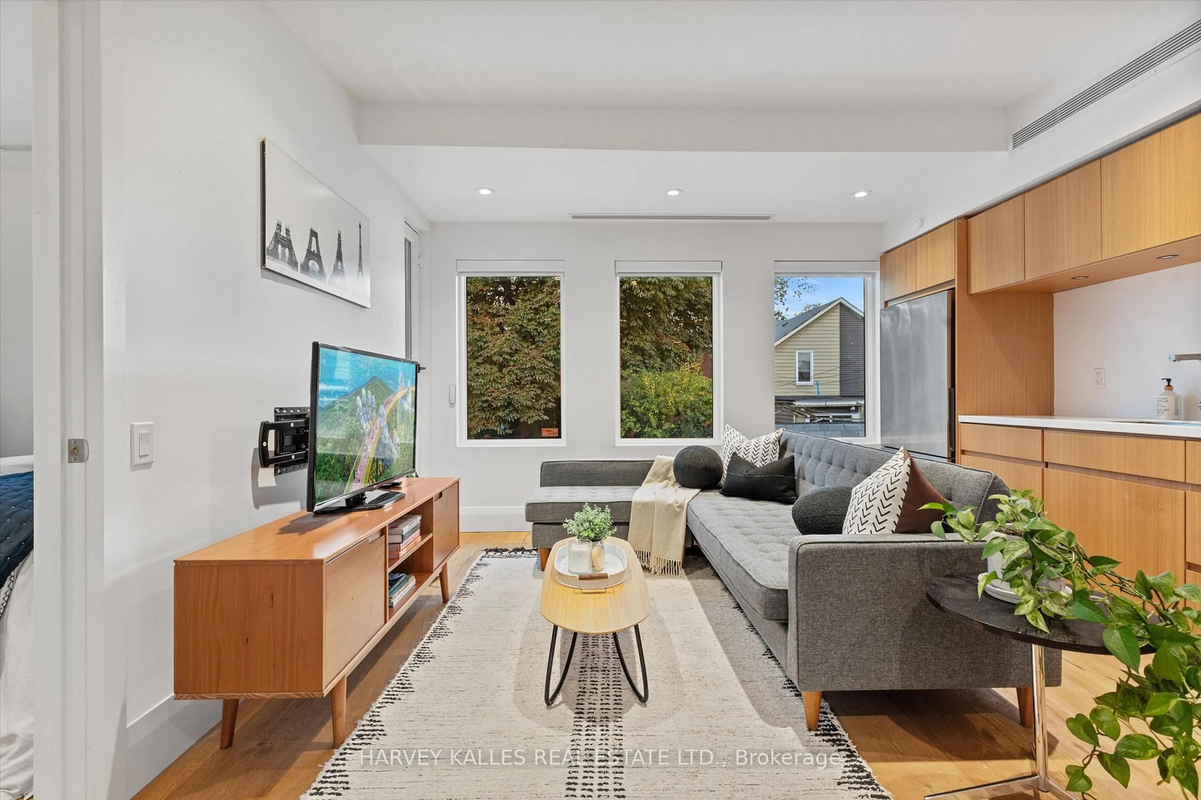 Living room with furniture, unknown for 786 Ossington Ave #D, Toronto Ontario M6G 3V1