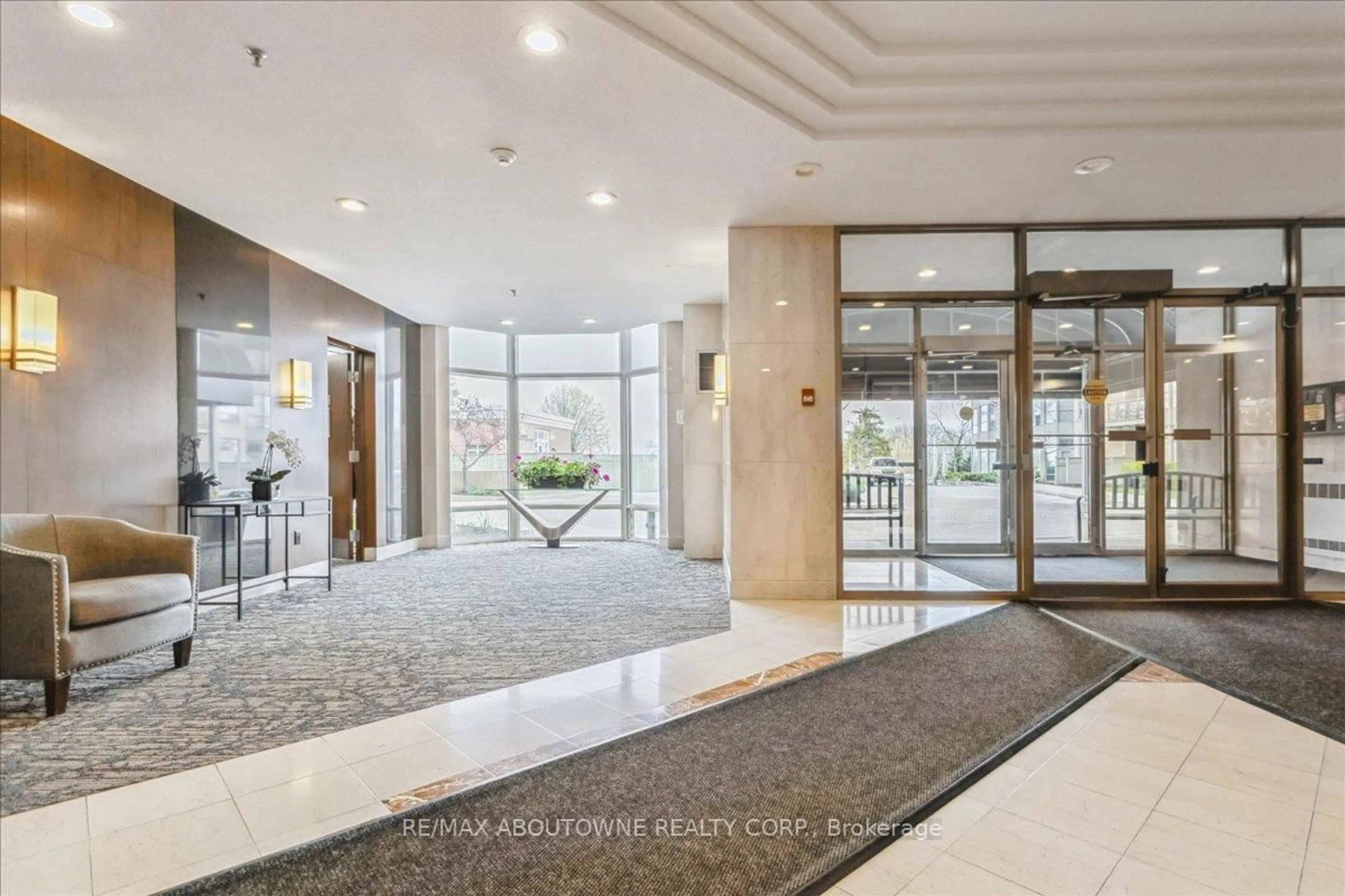 Indoor foyer for 2511 Lakeshore Rd #314, Oakville Ontario L6L 6L9