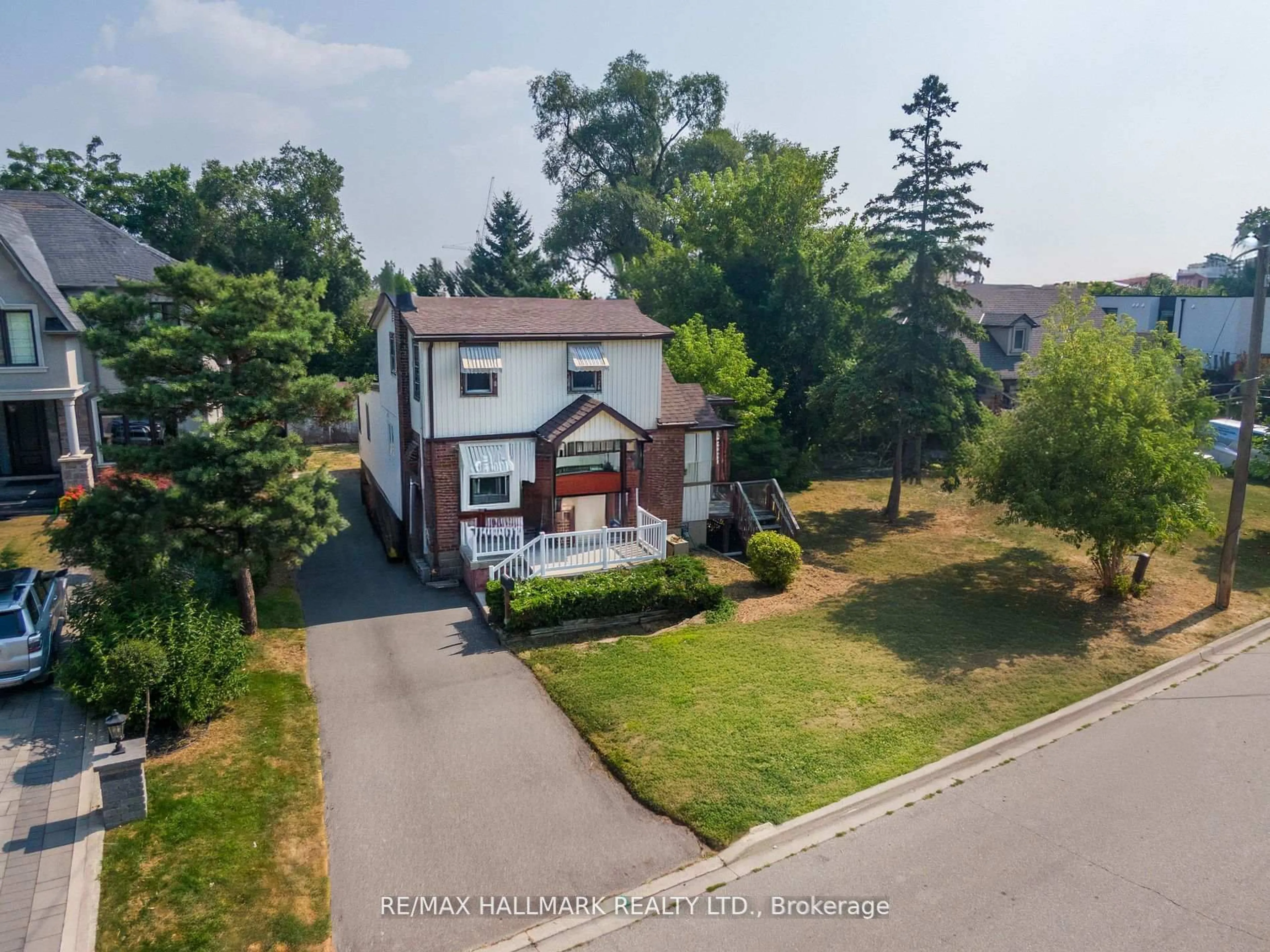 A pic from outside/outdoor area/front of a property/back of a property/a pic from drone, street for 724-728 Montbeck Cres, Mississauga Ontario L5G 1P3
