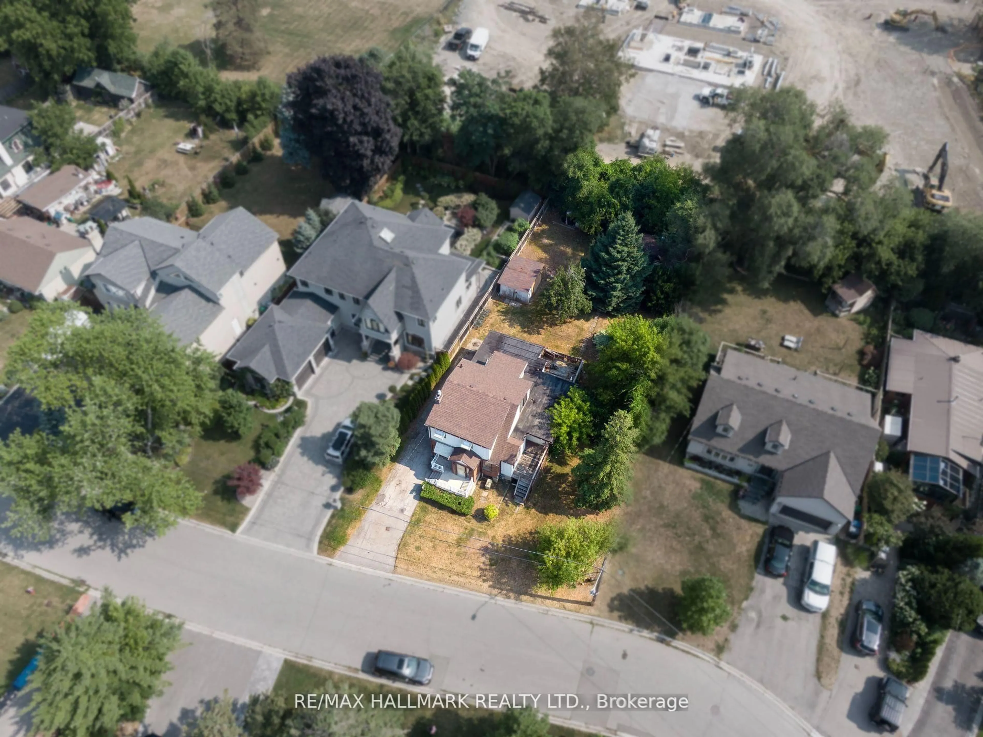 A pic from outside/outdoor area/front of a property/back of a property/a pic from drone, street for 724-728 Montbeck Cres, Mississauga Ontario L5G 1P3
