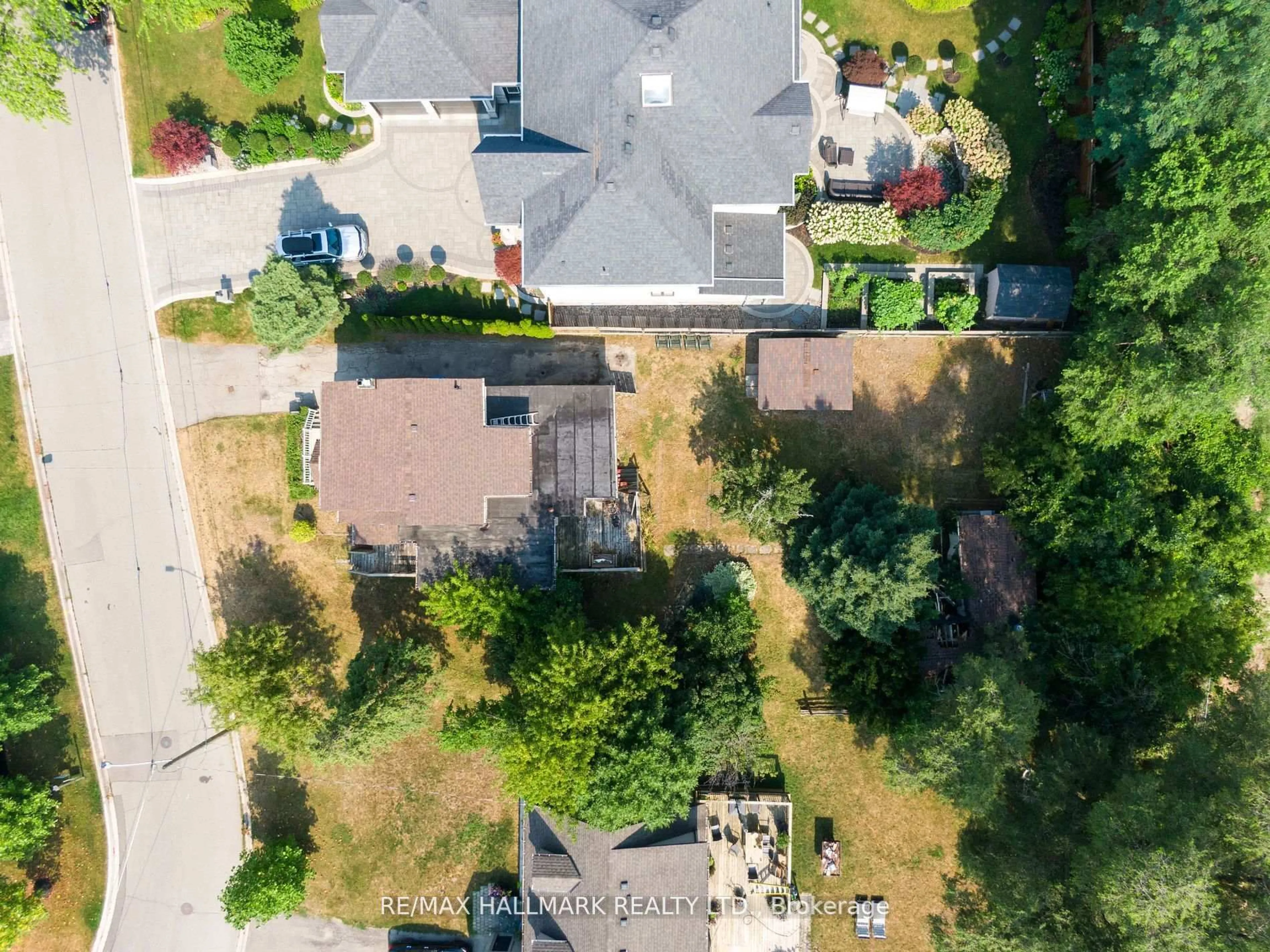 A pic from outside/outdoor area/front of a property/back of a property/a pic from drone, street for 724-728 Montbeck Cres, Mississauga Ontario L5G 1P3
