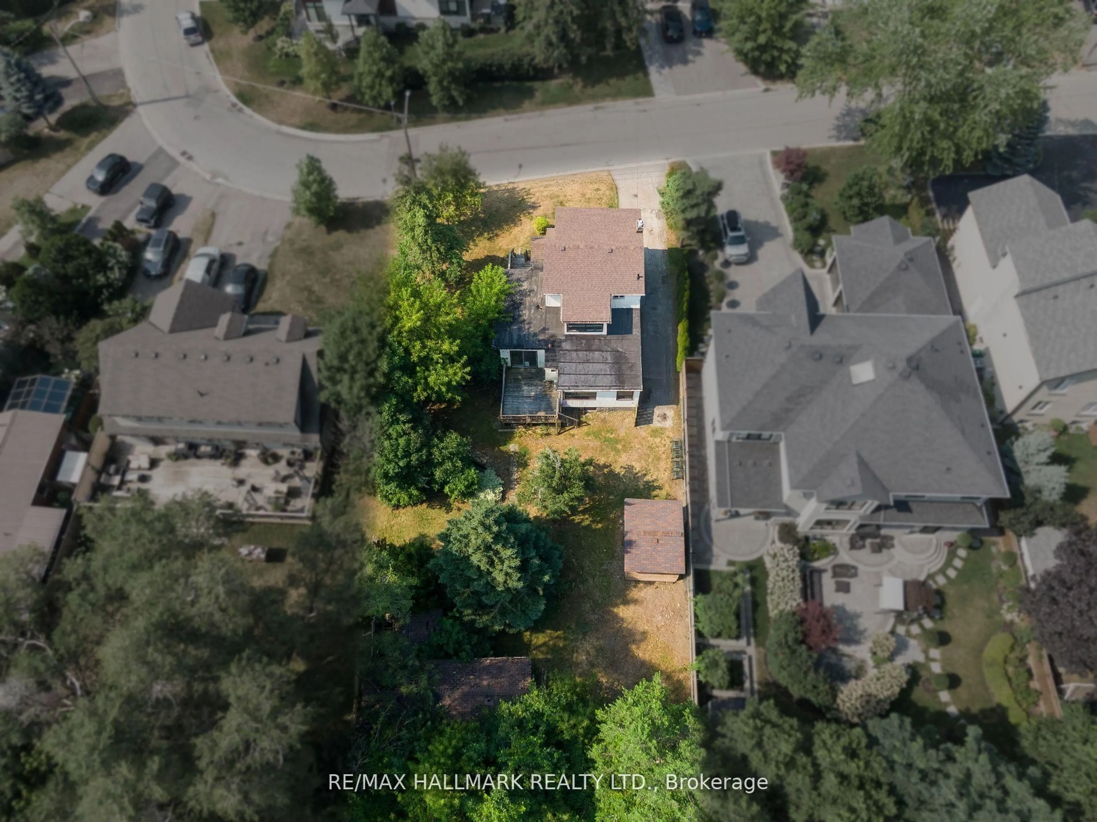 A pic from outside/outdoor area/front of a property/back of a property/a pic from drone, unknown for 724-728 Montbeck Cres, Mississauga Ontario L5G 1P3