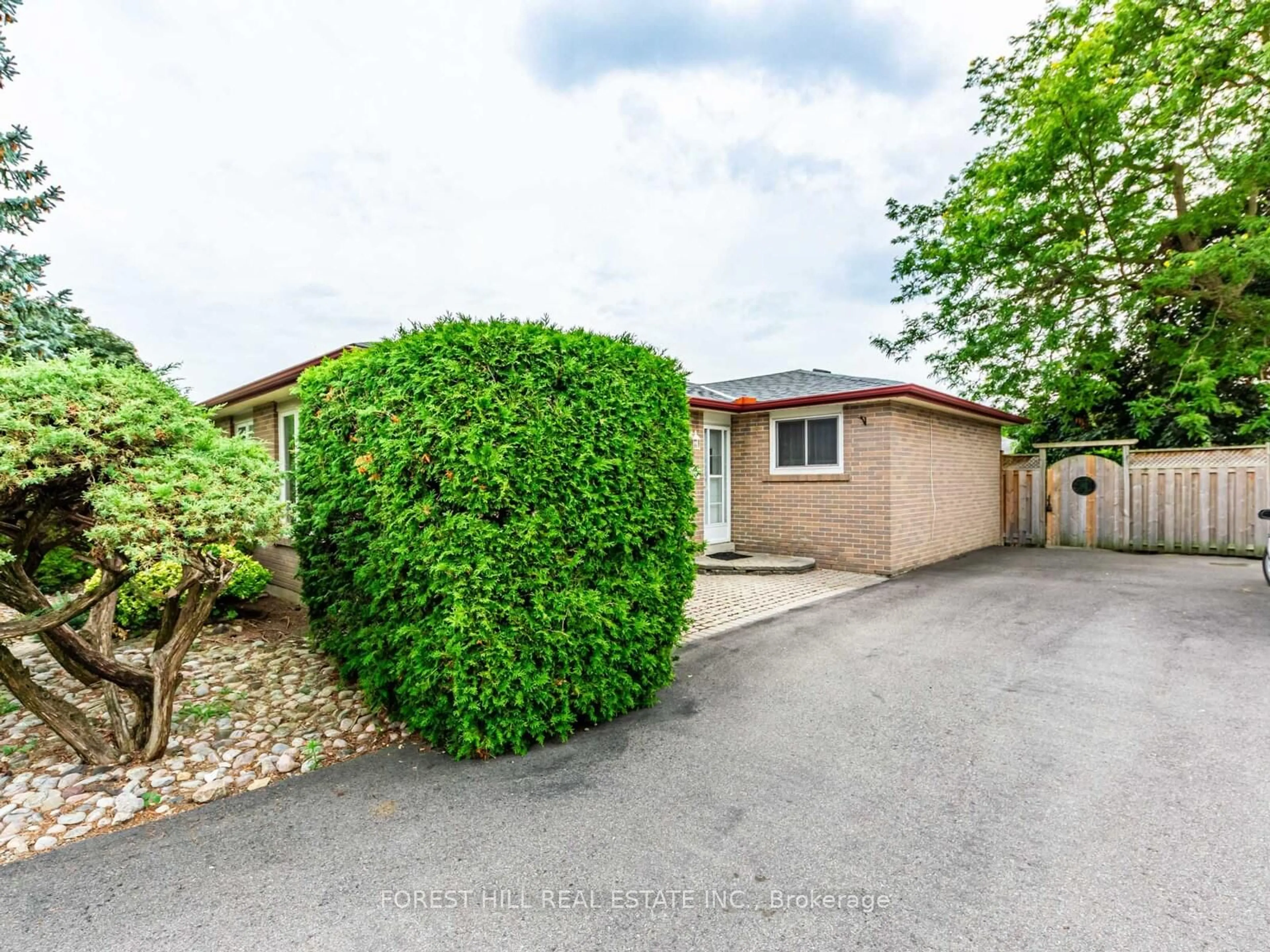 A pic from outside/outdoor area/front of a property/back of a property/a pic from drone, street for 19 Drayton Cres, Brampton Ontario L6T 3G6