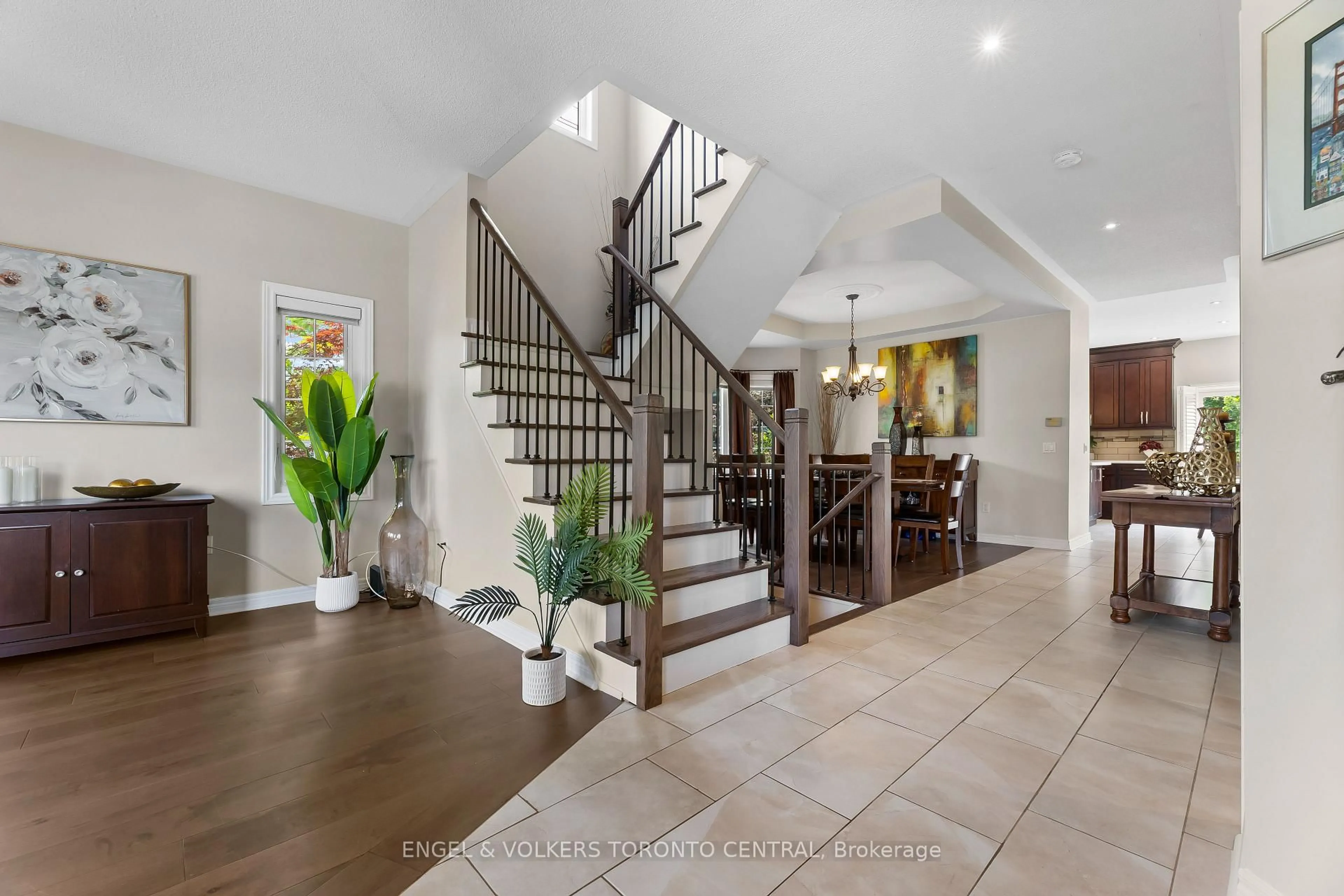Indoor entryway for 1510 Samuelson Circ, Mississauga Ontario L5N 8A2