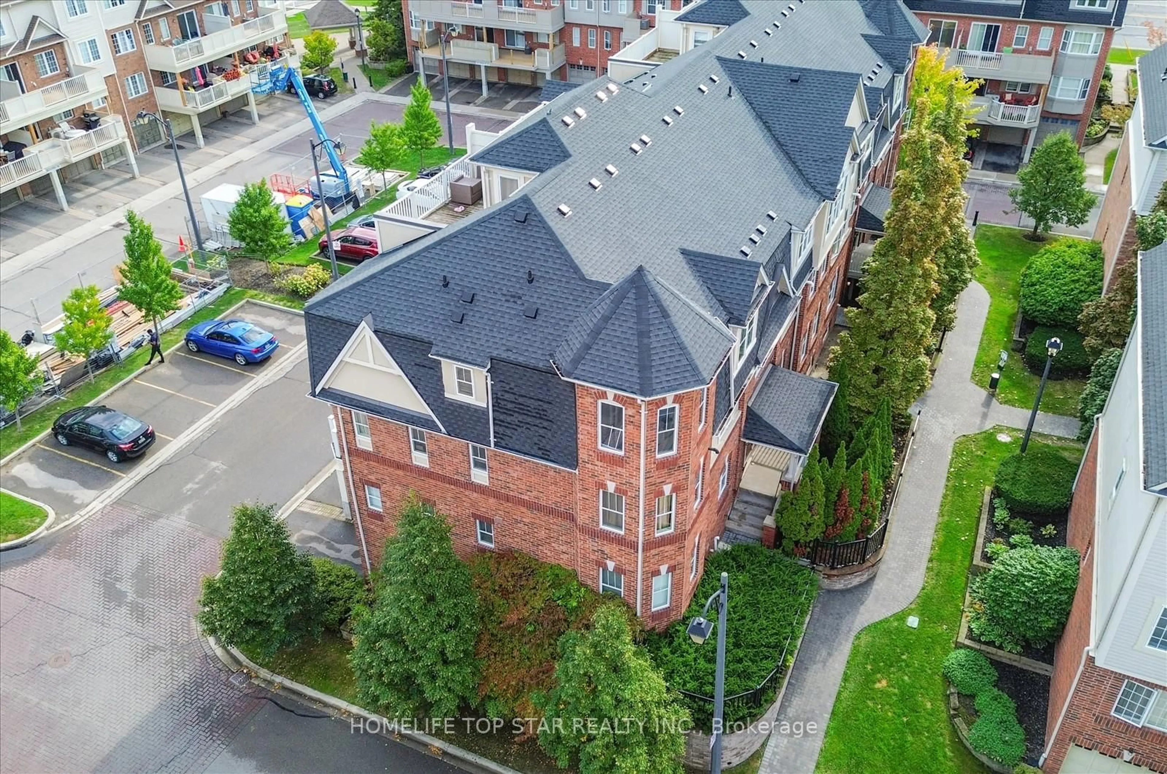 A pic from outside/outdoor area/front of a property/back of a property/a pic from drone, city buildings view from balcony for 710 Neighbourhood Circ #6, Mississauga Ontario L5B 0B4