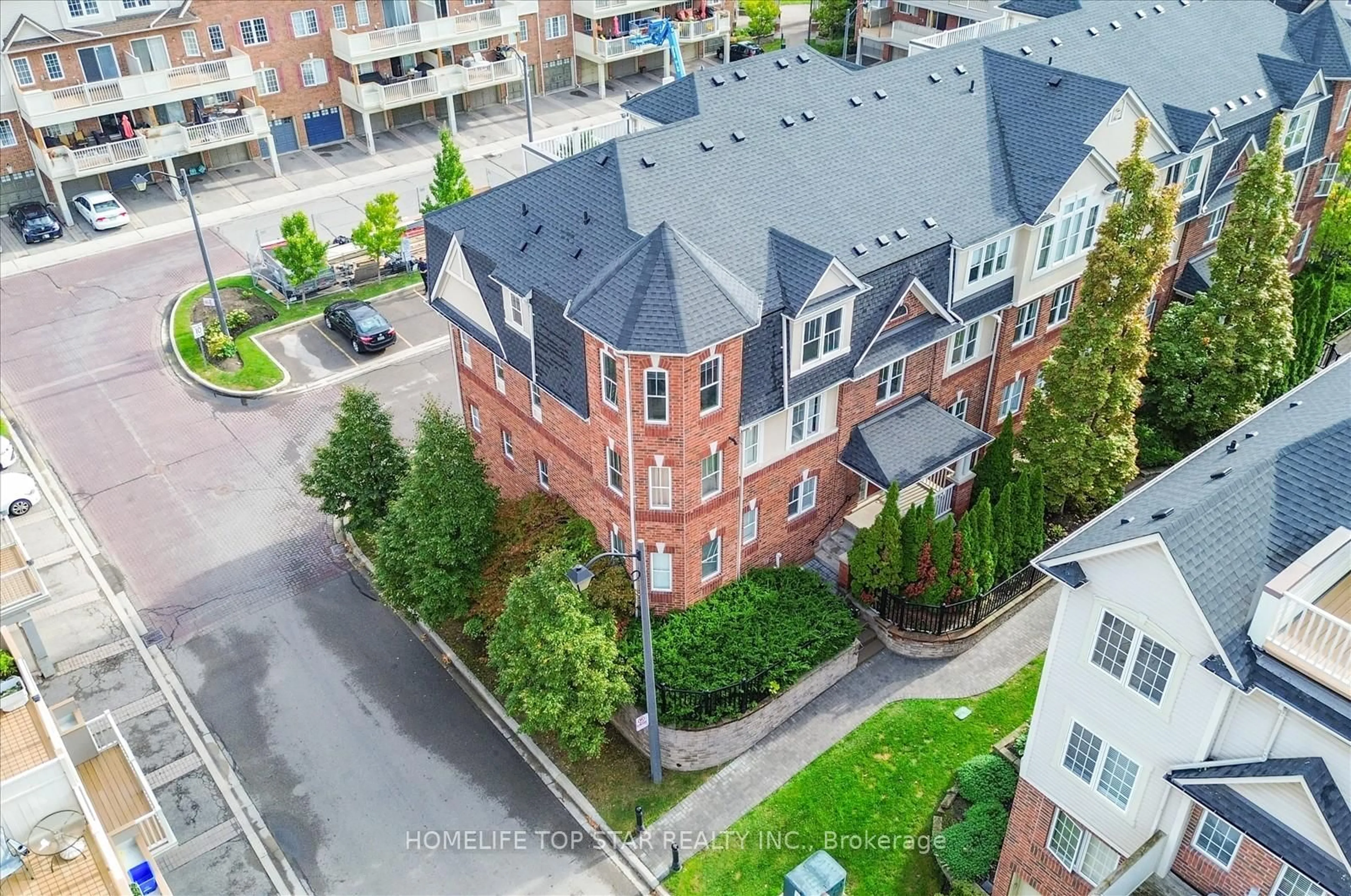 A pic from outside/outdoor area/front of a property/back of a property/a pic from drone, city buildings view from balcony for 710 Neighbourhood Circ #6, Mississauga Ontario L5B 0B4