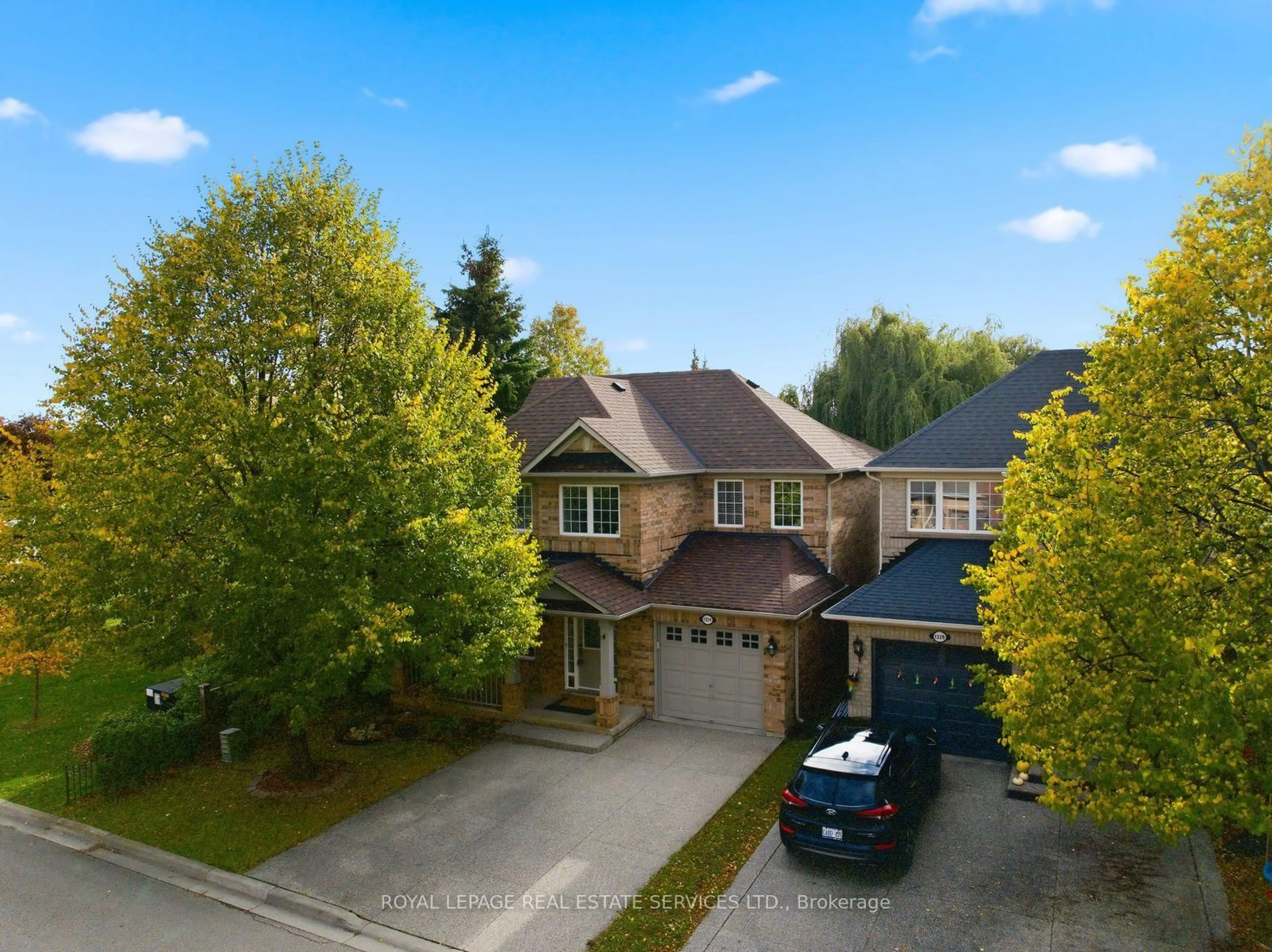 A pic from outside/outdoor area/front of a property/back of a property/a pic from drone, street for 1324 Ashwood Terr, Oakville Ontario L6M 4A7