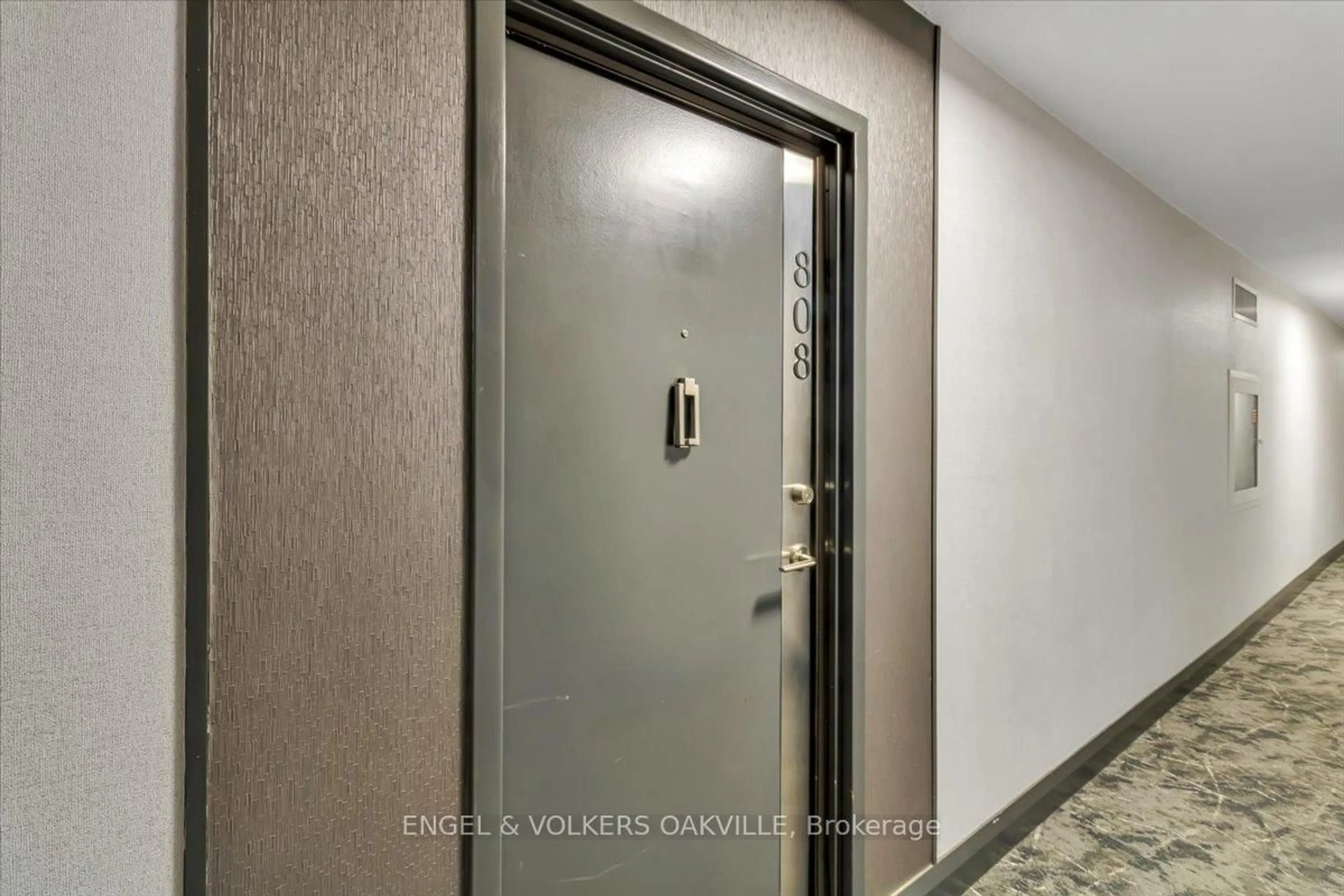 Indoor foyer for 1580 Mississauga Valley Blvd #808, Mississauga Ontario L5A 3T8