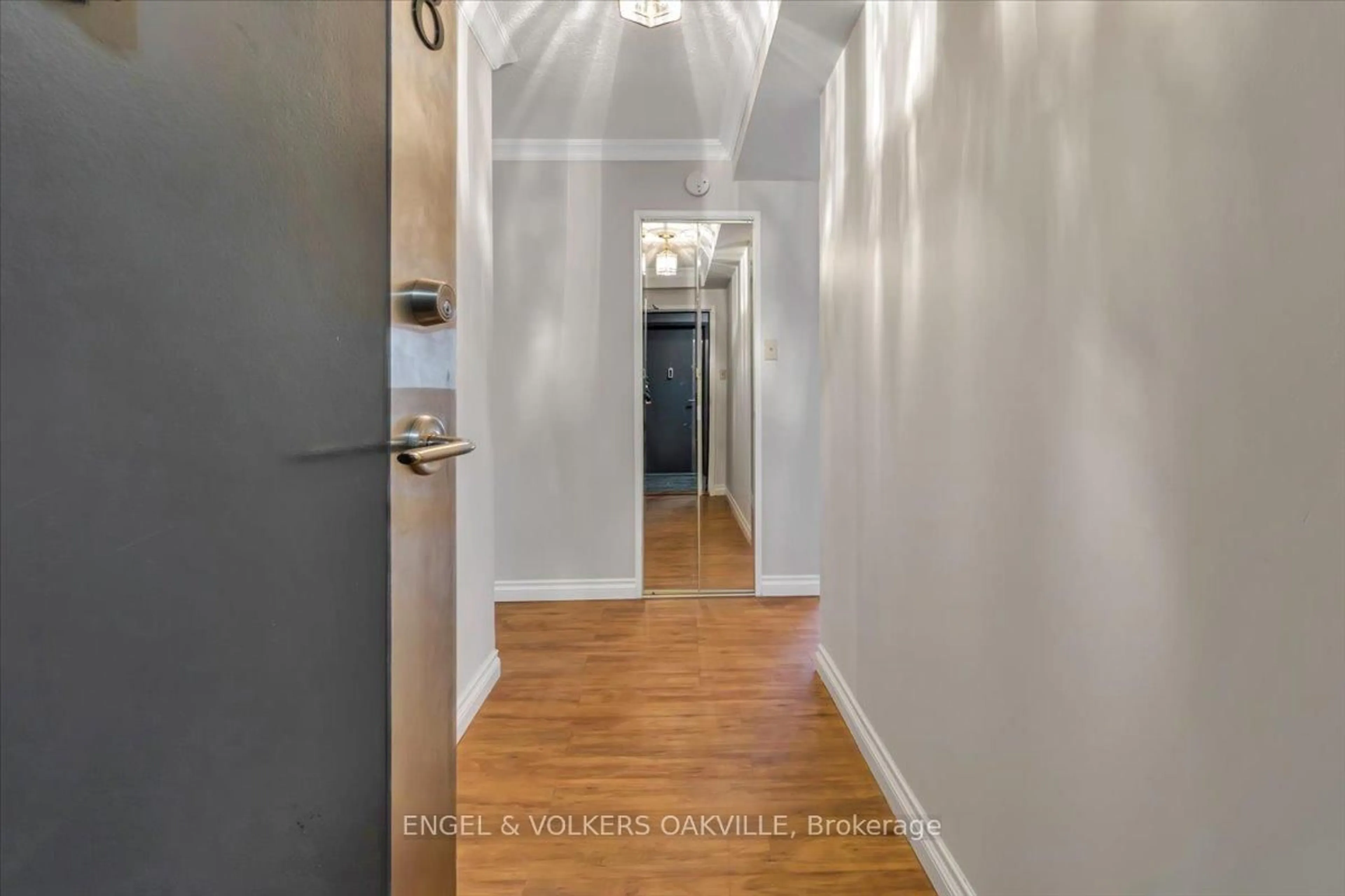 Indoor entryway for 1580 Mississauga Valley Blvd #808, Mississauga Ontario L5A 3T8