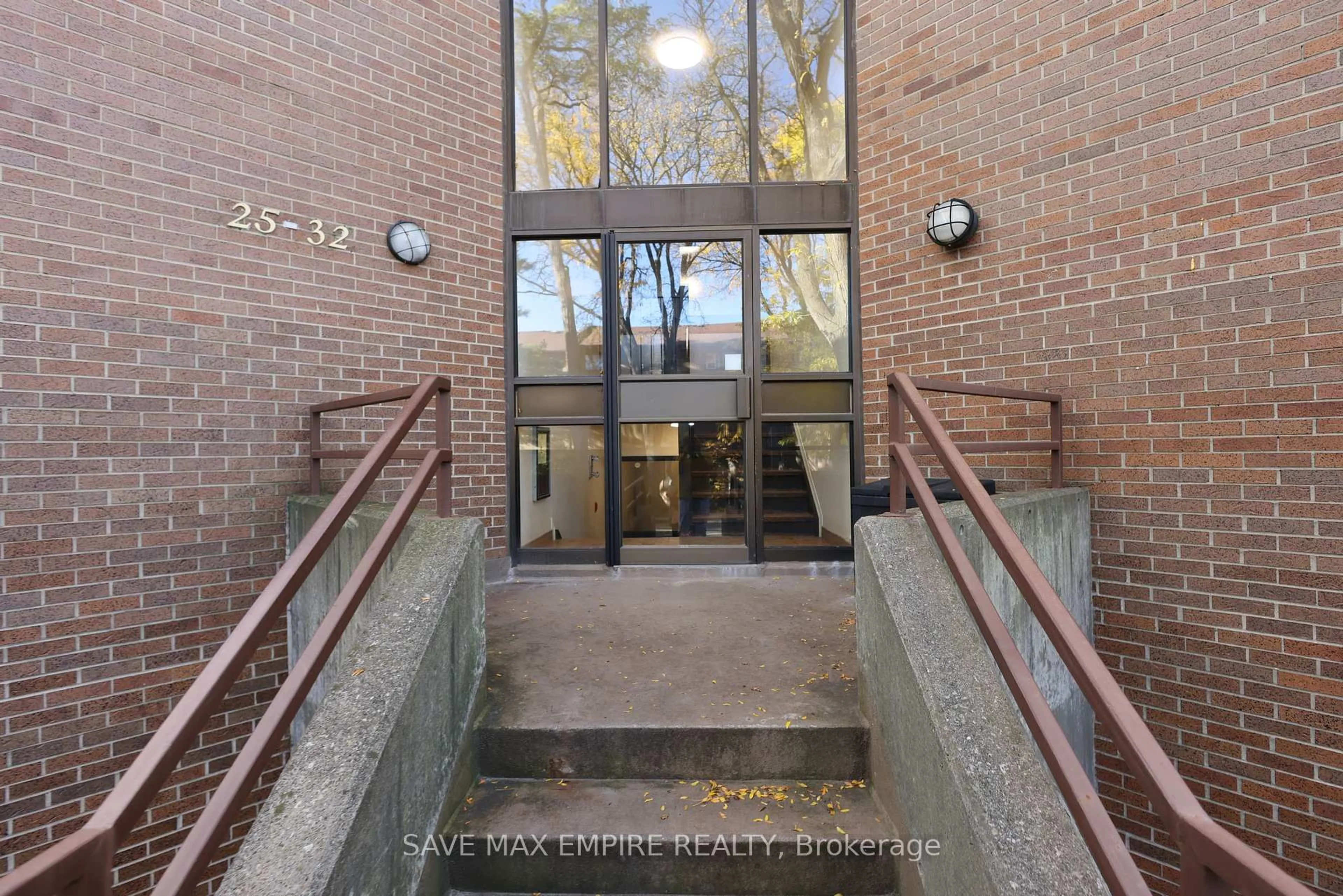 Indoor foyer for 2035 South Millway #27, Mississauga Ontario L5L 1R8