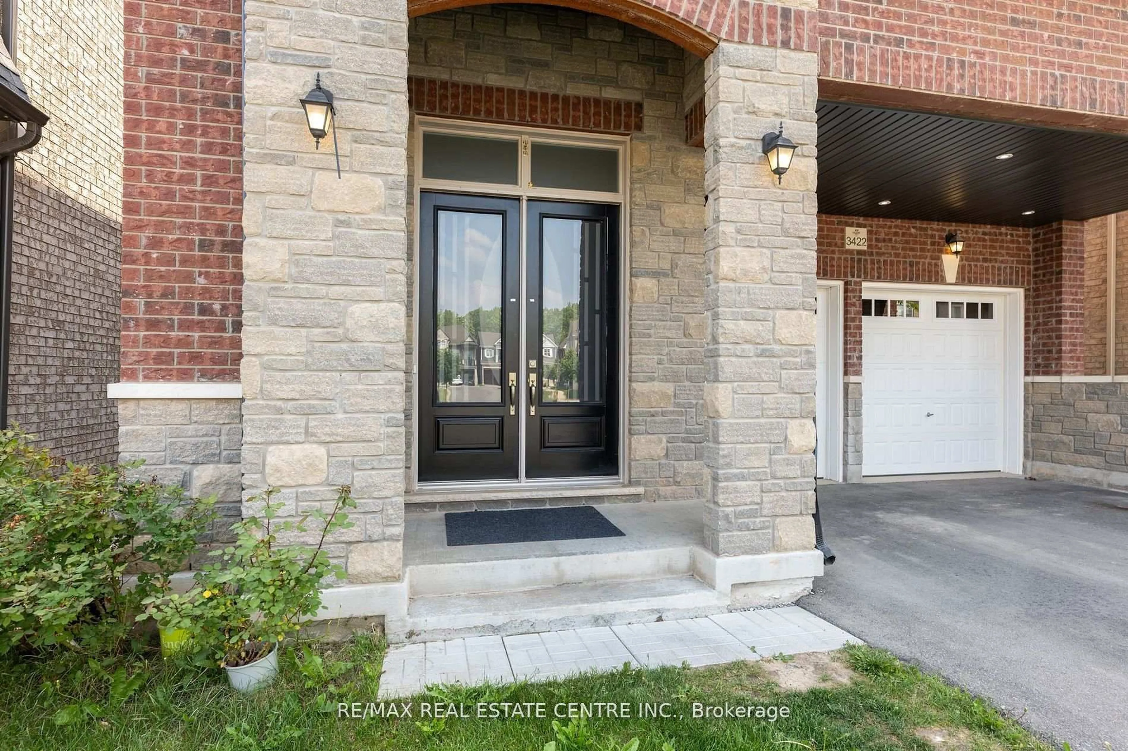 Indoor entryway for 3422 Post Rd, Oakville Ontario L6H 0Y4