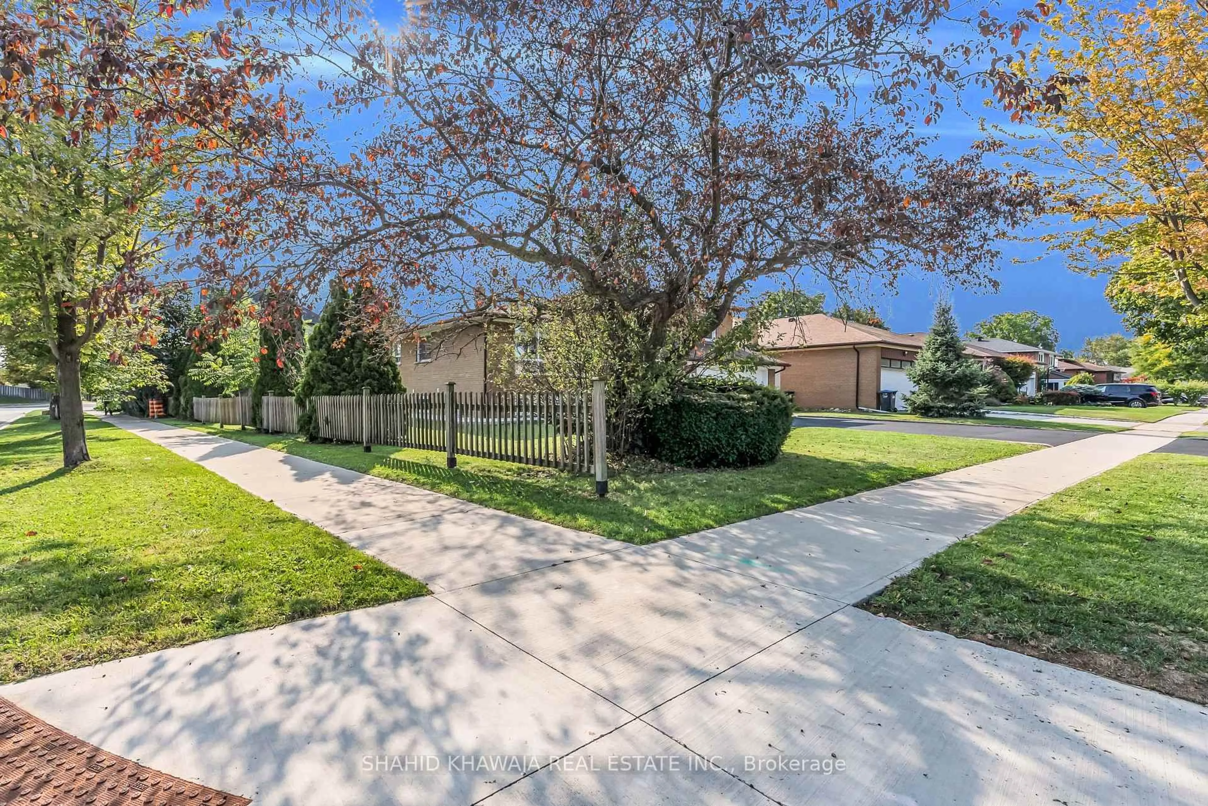 A pic from outside/outdoor area/front of a property/back of a property/a pic from drone, street for 3432 Glorene Crt, Mississauga Ontario L4Y 3K3