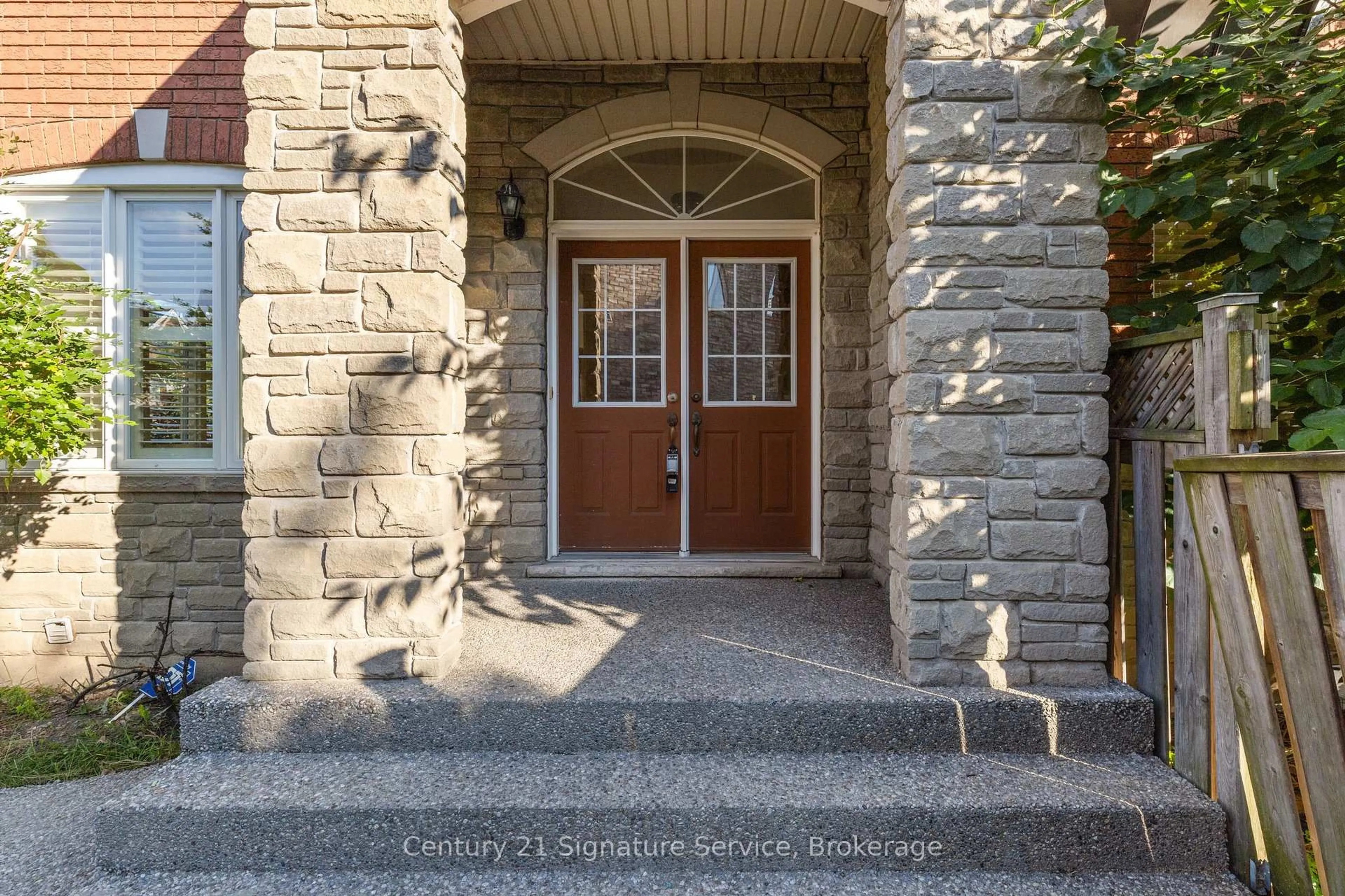 Indoor entryway for 54 Millhouse Mews, Brampton Ontario L6Y 5J8