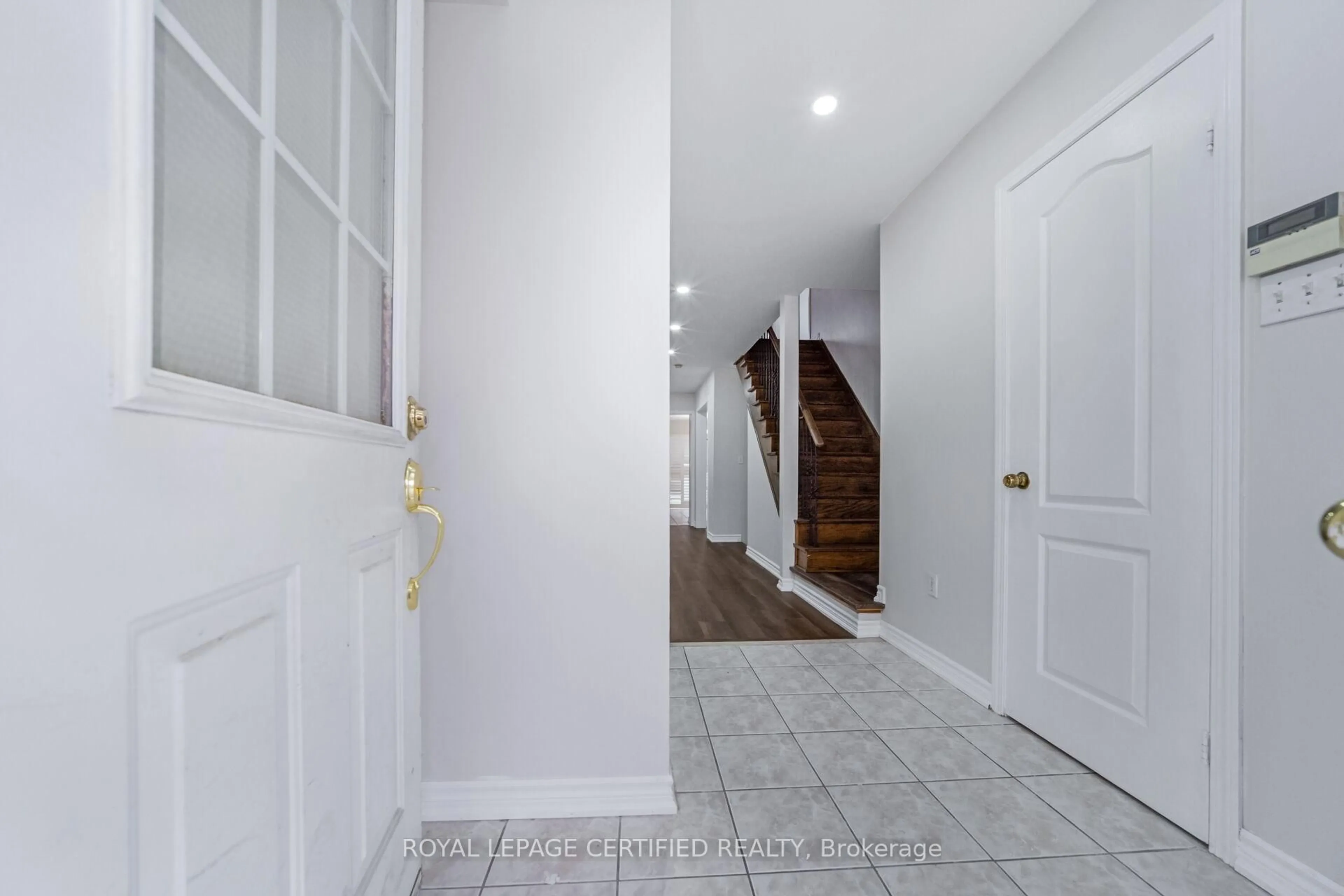 Indoor foyer for 76 Saddleback Sq, Brampton Ontario L6X 4T9