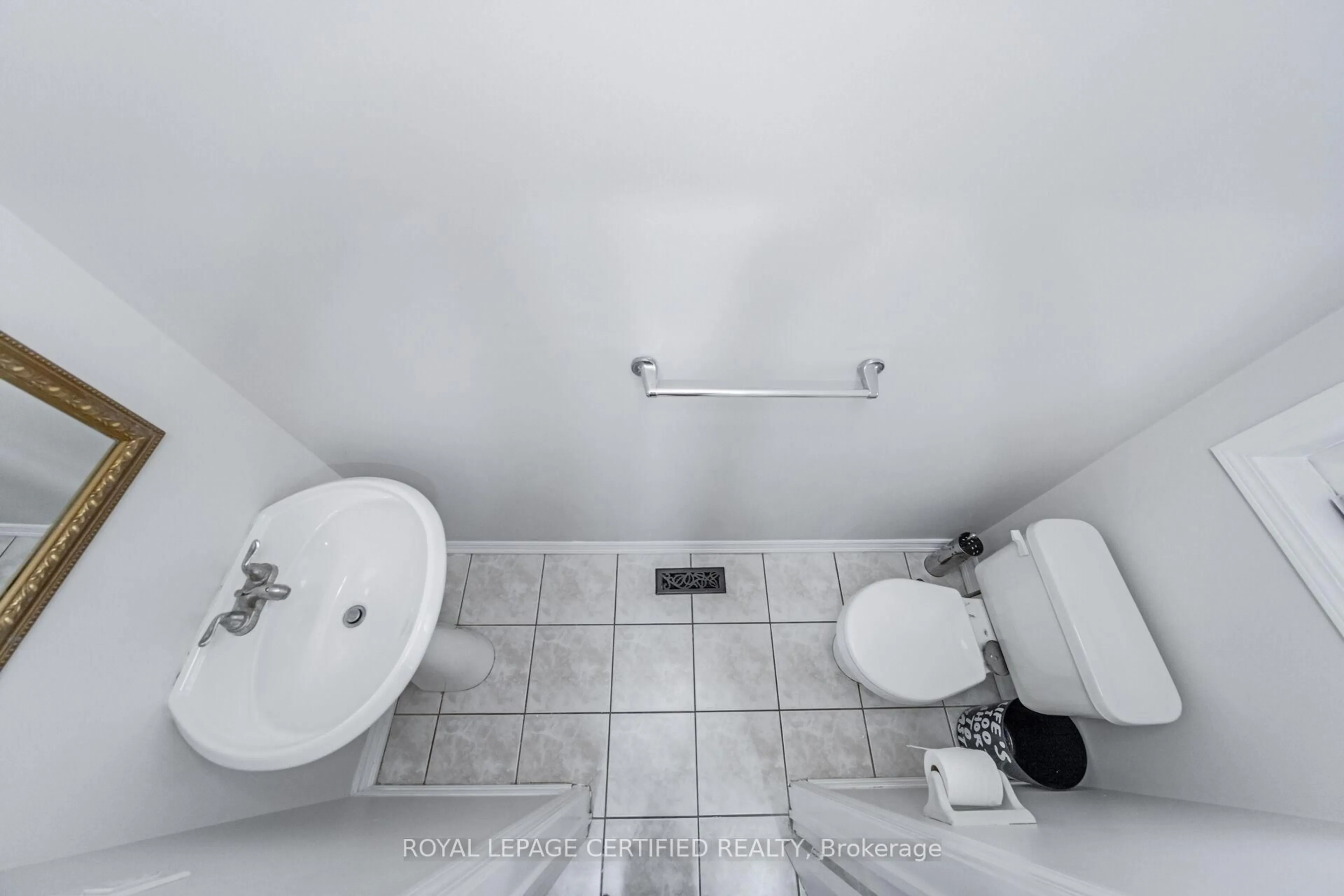 Standard bathroom, floor is not visible for 76 Saddleback Sq, Brampton Ontario L6X 4T9