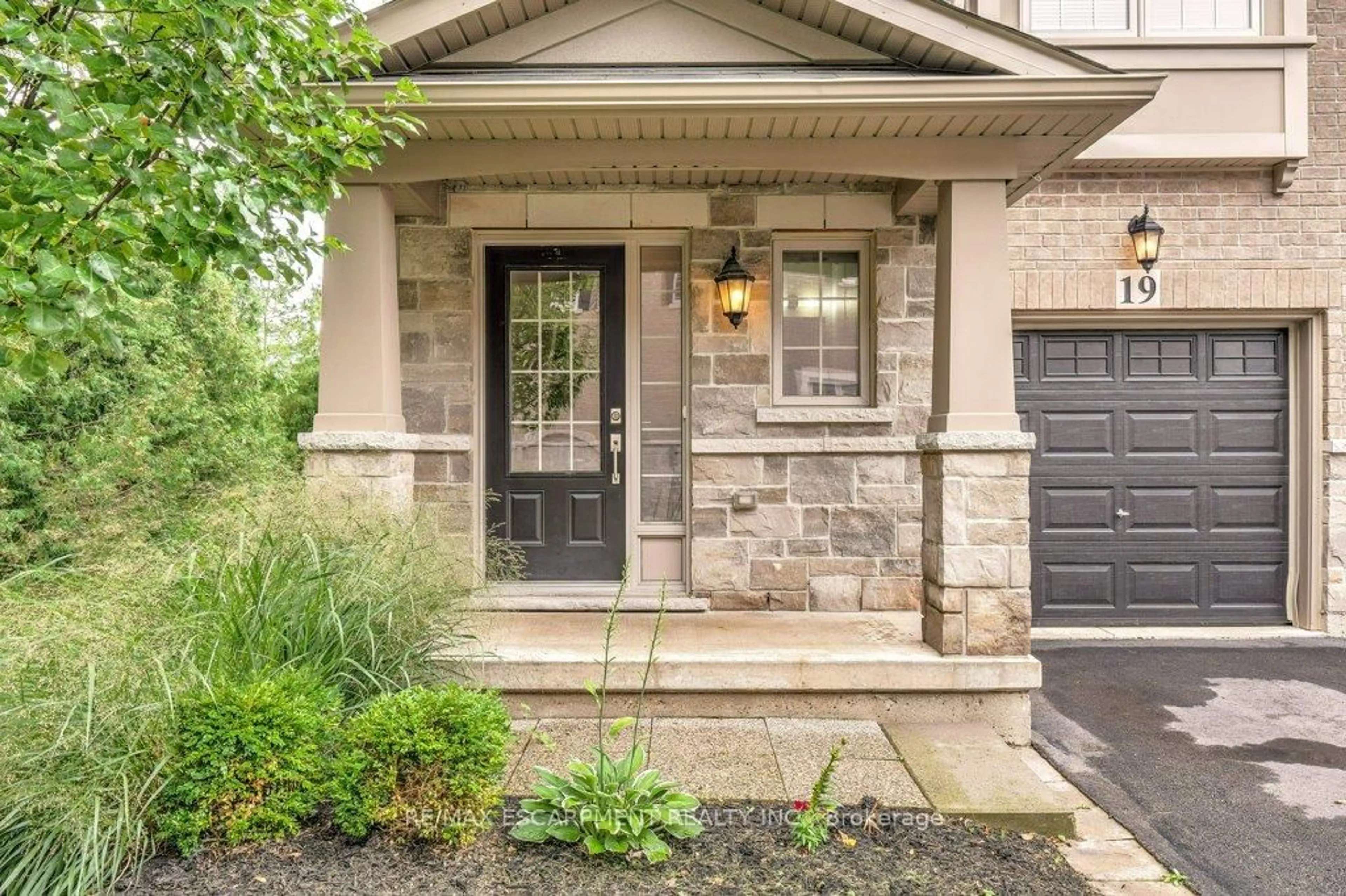 Home with brick exterior material, street for 2086 Ghent Ave #19, Burlington Ontario L7R 1Y3