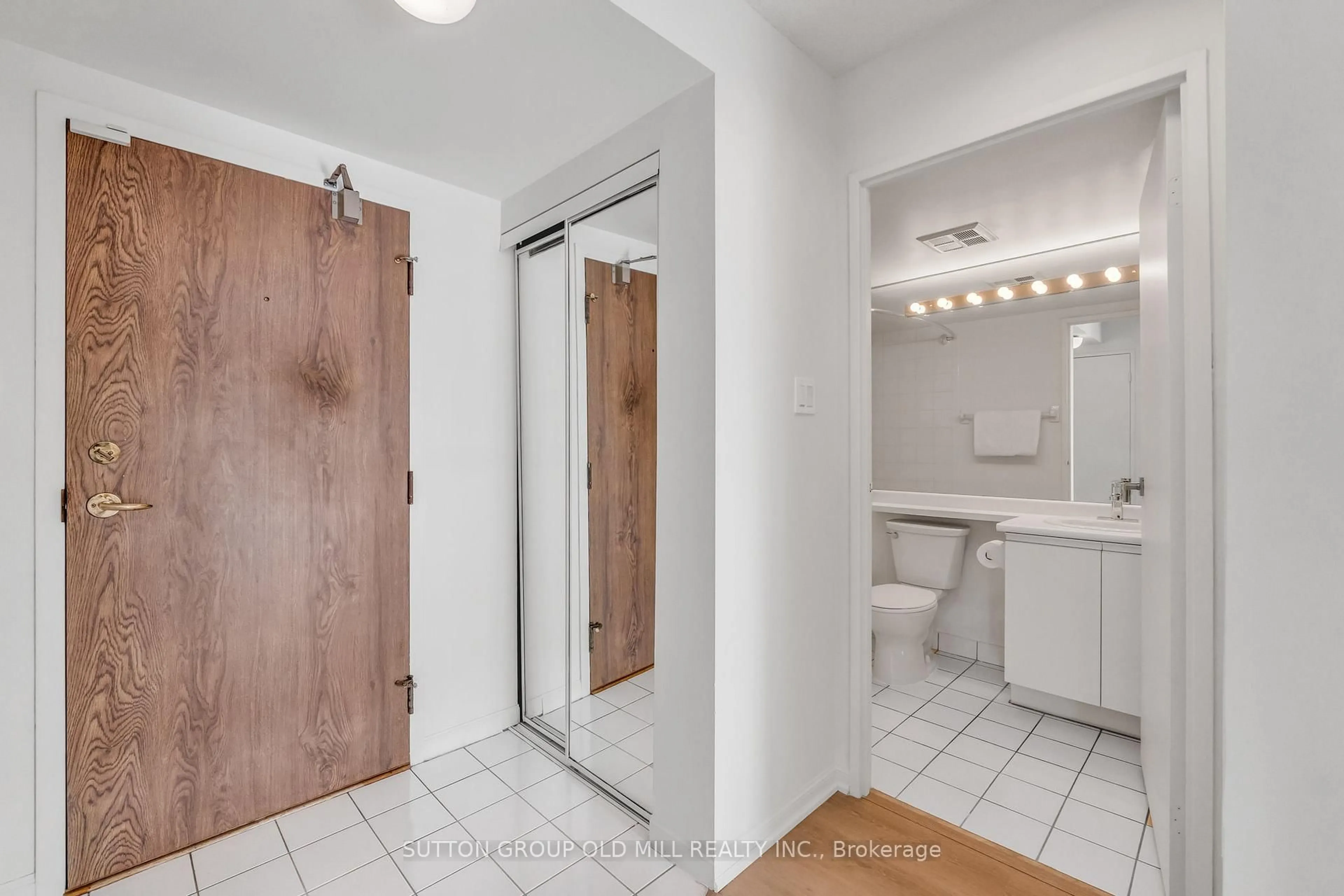 Standard bathroom, unknown for 550 Webb Dr #1505, Mississauga Ontario L5B 3Y4