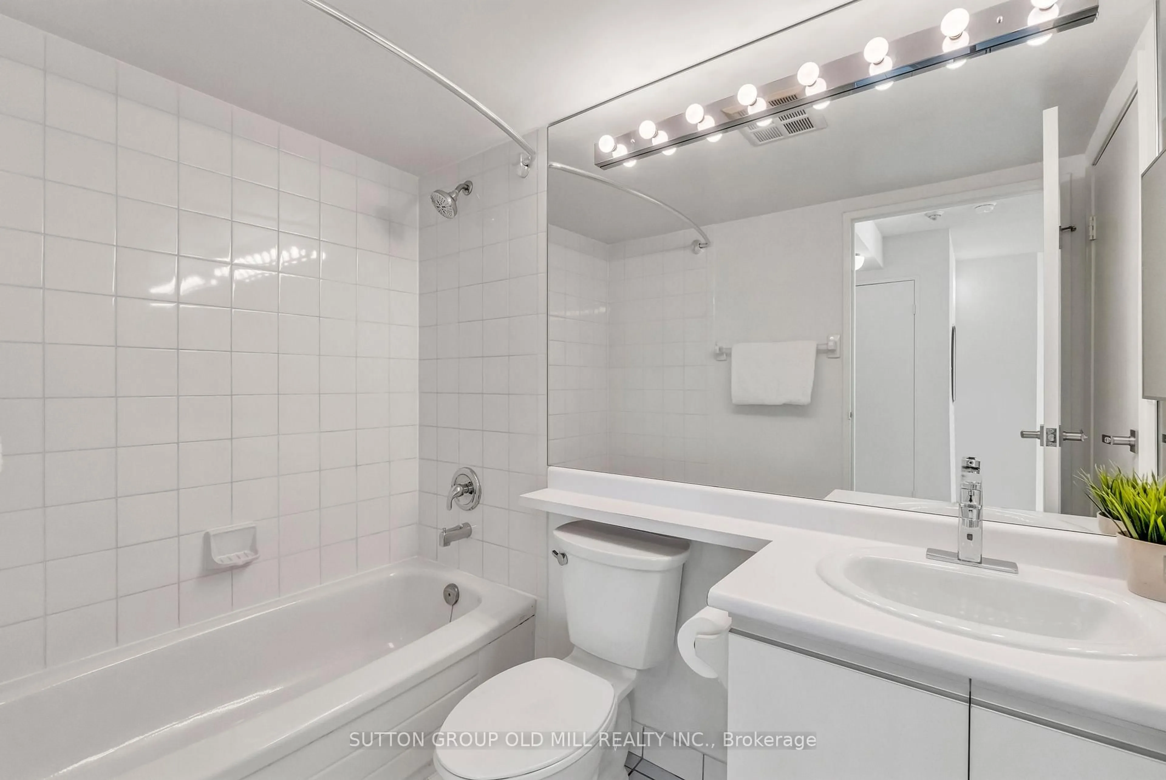 Standard bathroom, ceramic/tile floor for 550 Webb Dr #1505, Mississauga Ontario L5B 3Y4