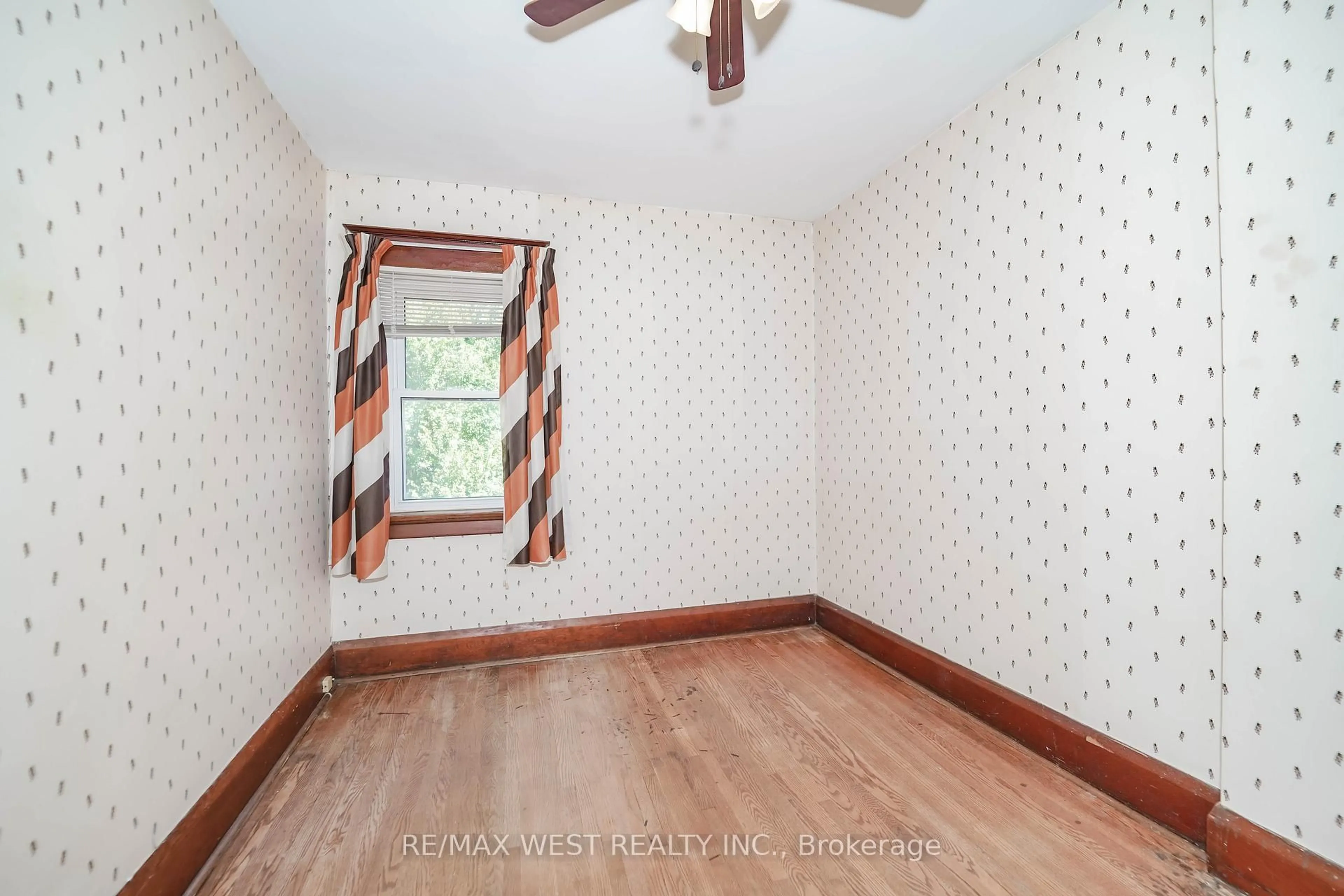 A pic of a room for 113 Fifth St, Toronto Ontario M8V 2Z4