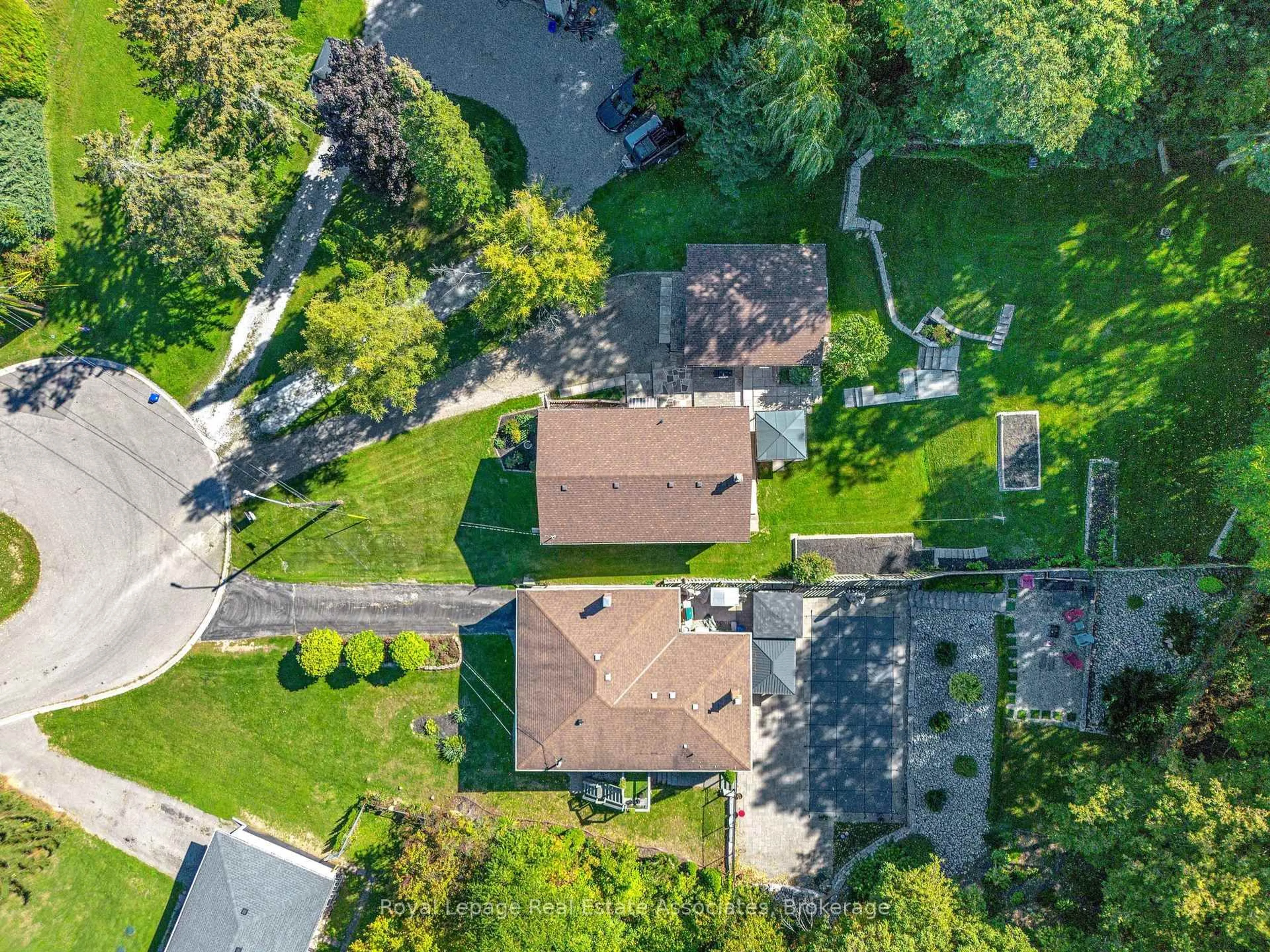 A pic from outside/outdoor area/front of a property/back of a property/a pic from drone, street for 116 Park St, Halton Hills Ontario L7G 2V4