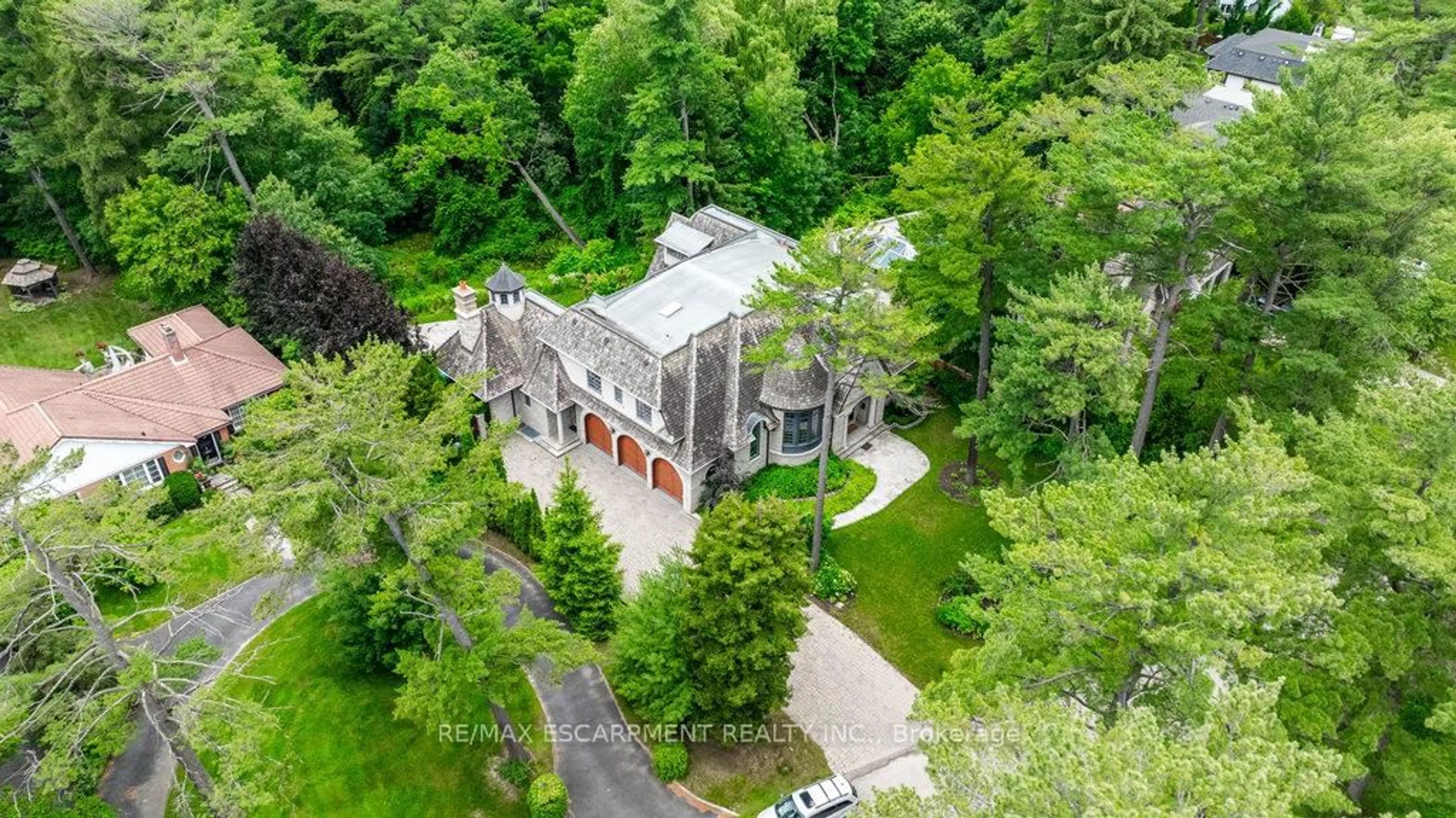 A pic from outside/outdoor area/front of a property/back of a property/a pic from drone, unknown for 1476 Carmen Dr, Mississauga Ontario L5G 3Z1