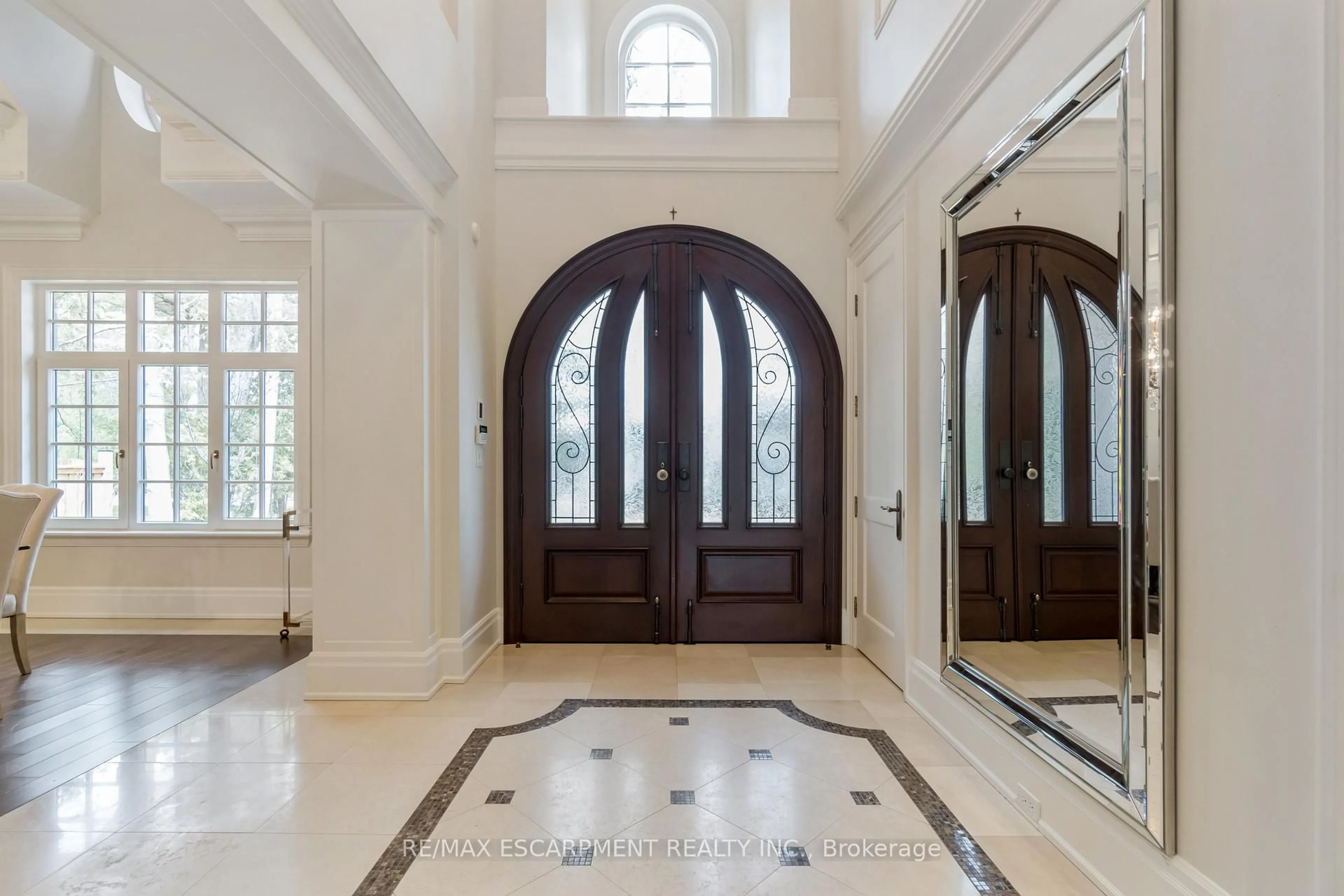 Indoor entryway for 1476 Carmen Dr, Mississauga Ontario L5G 3Z1