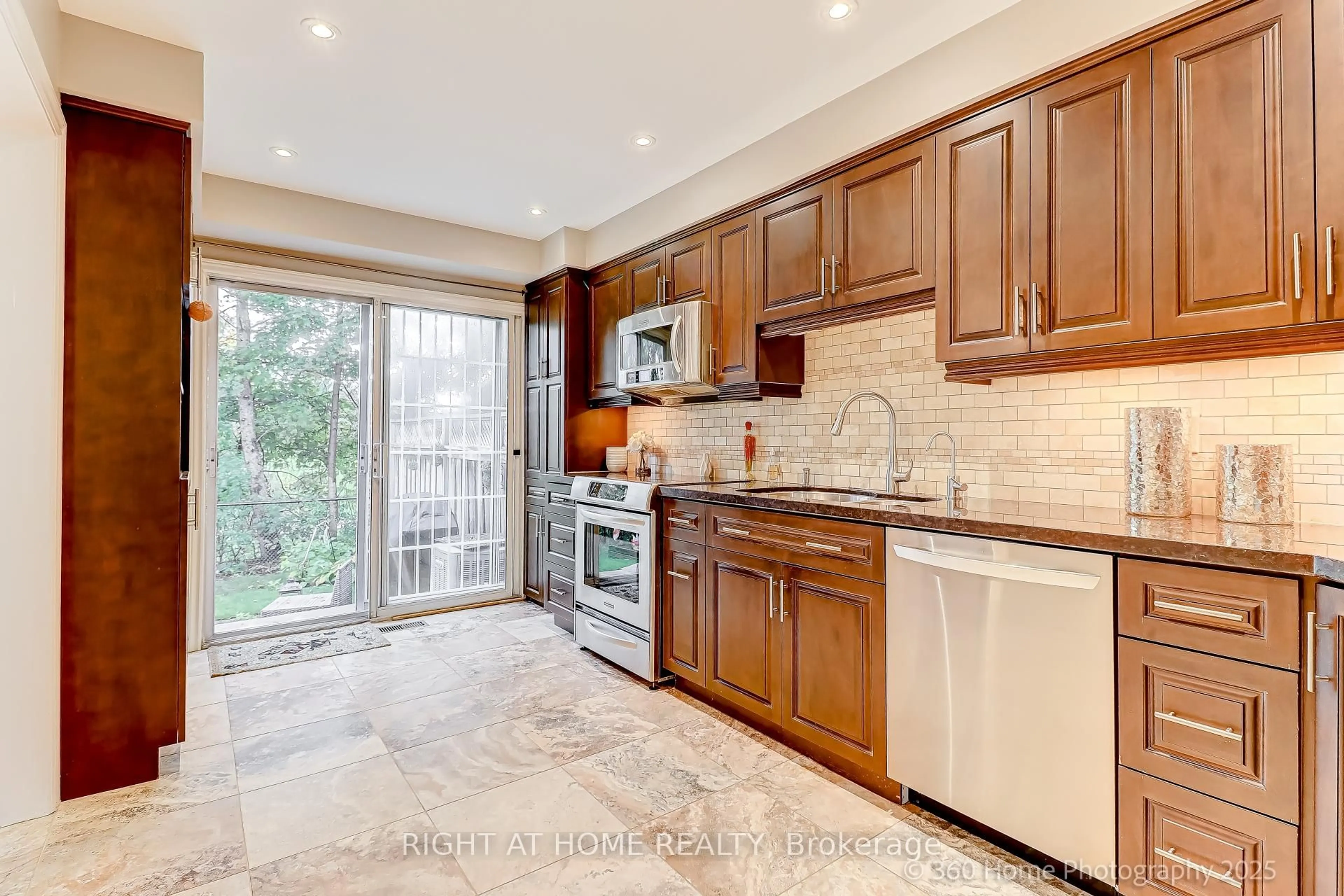 Open concept kitchen, ceramic/tile floor for 32 Heathcliffe Sq, Brampton Ontario L6S 5P7