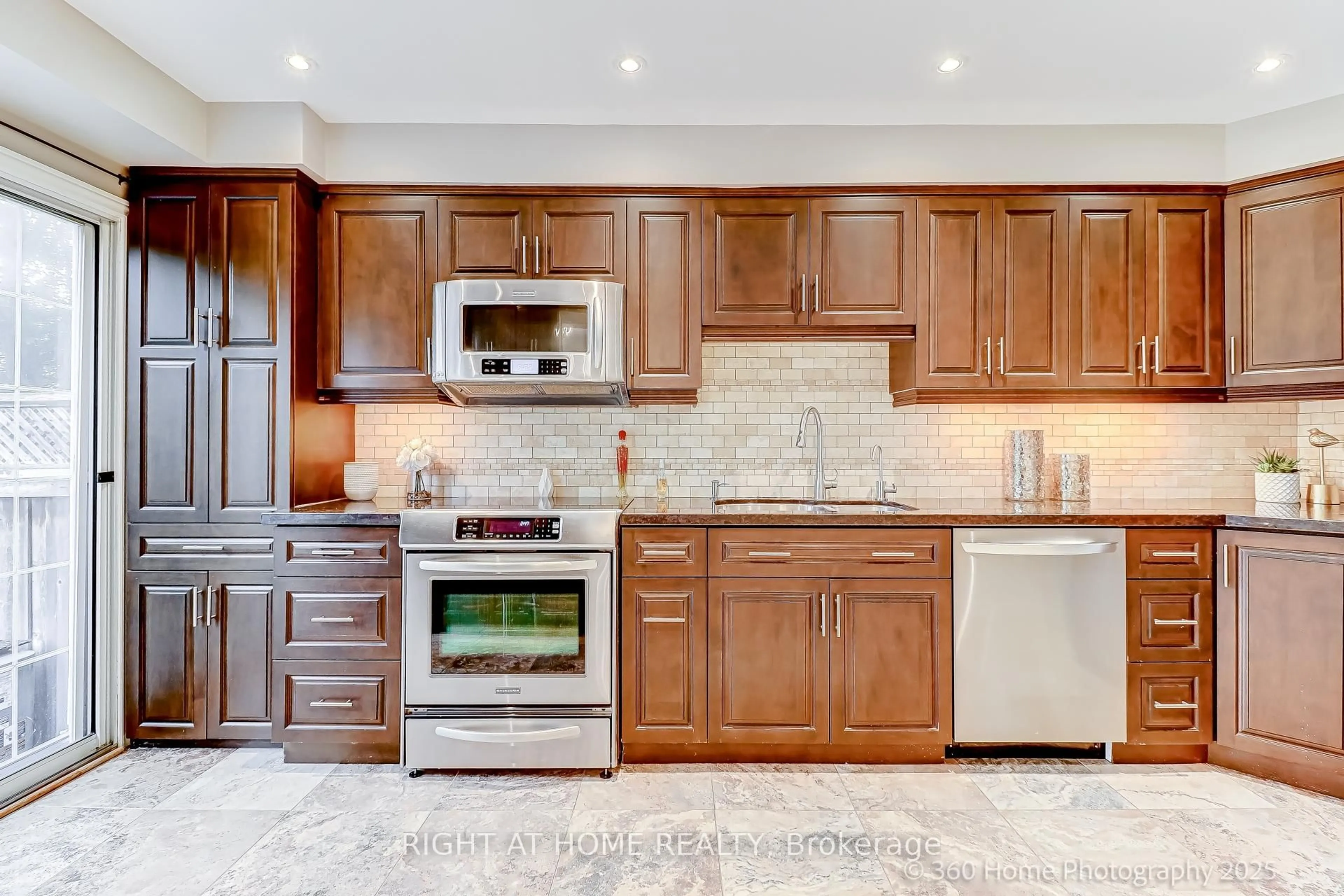 Open concept kitchen, ceramic/tile floor for 32 Heathcliffe Sq, Brampton Ontario L6S 5P7