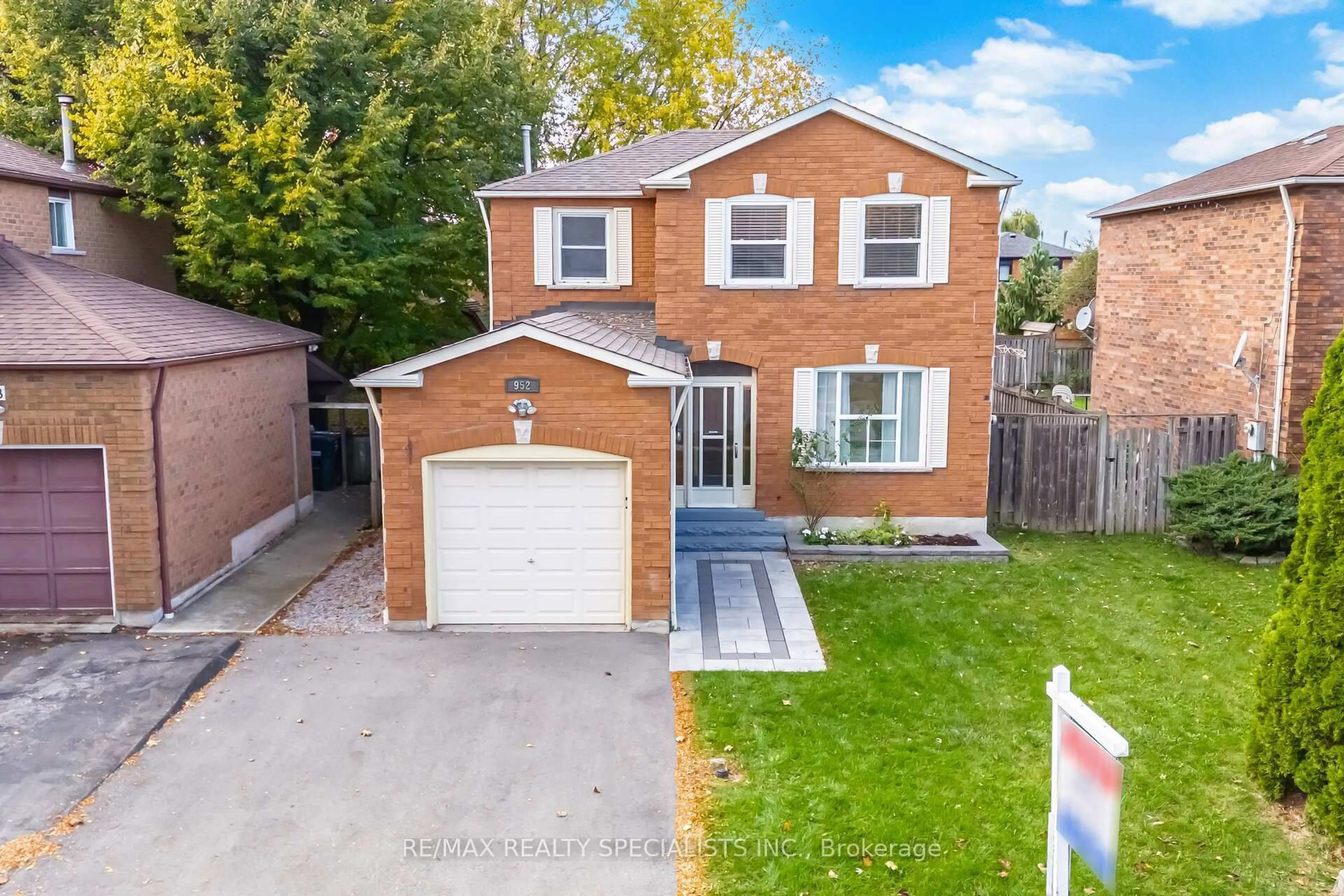 A pic from outside/outdoor area/front of a property/back of a property/a pic from drone, street for 952 Ceremonial Dr, Mississauga Ontario L5R 3A7