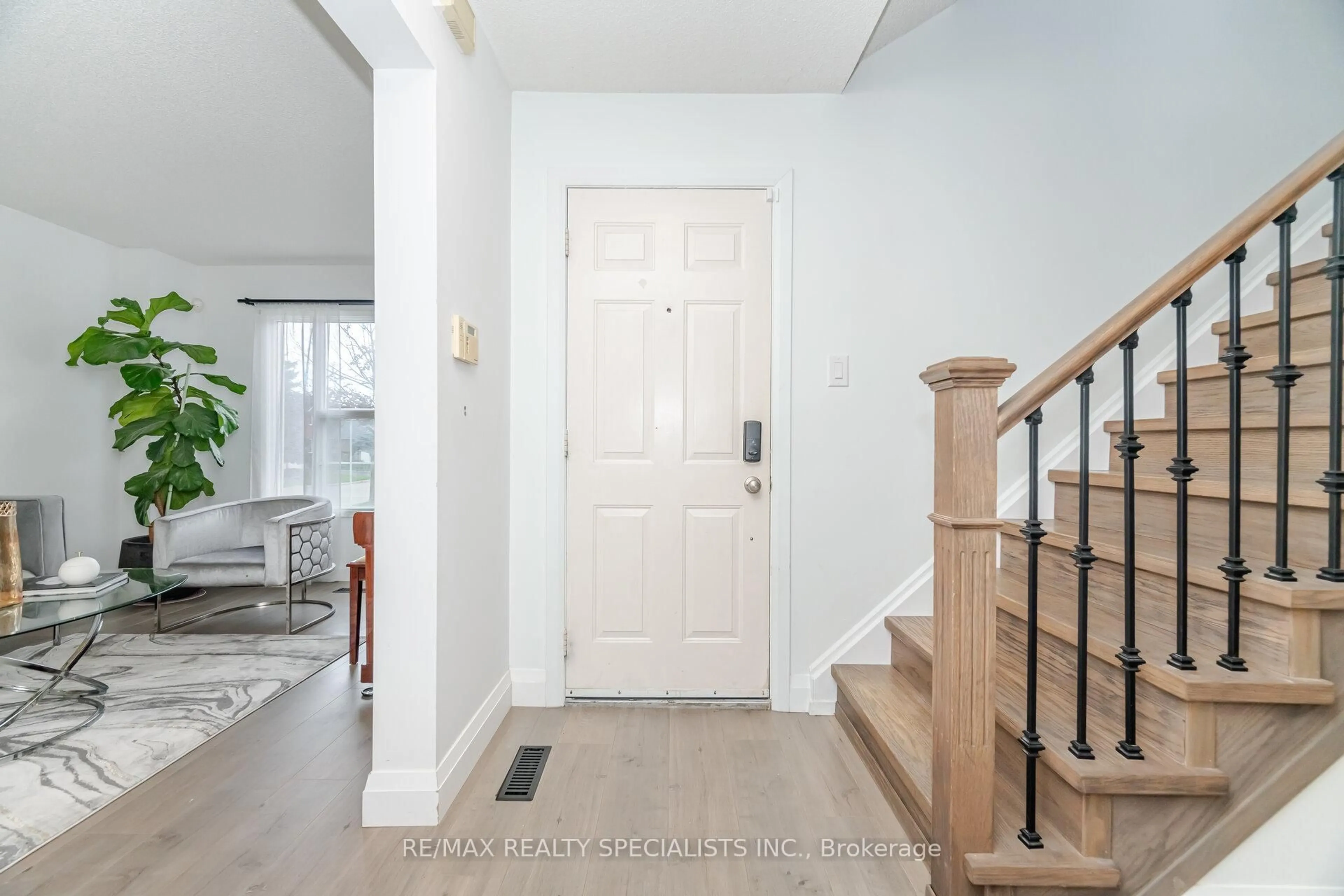 Indoor entryway for 952 Ceremonial Dr, Mississauga Ontario L5R 3A7