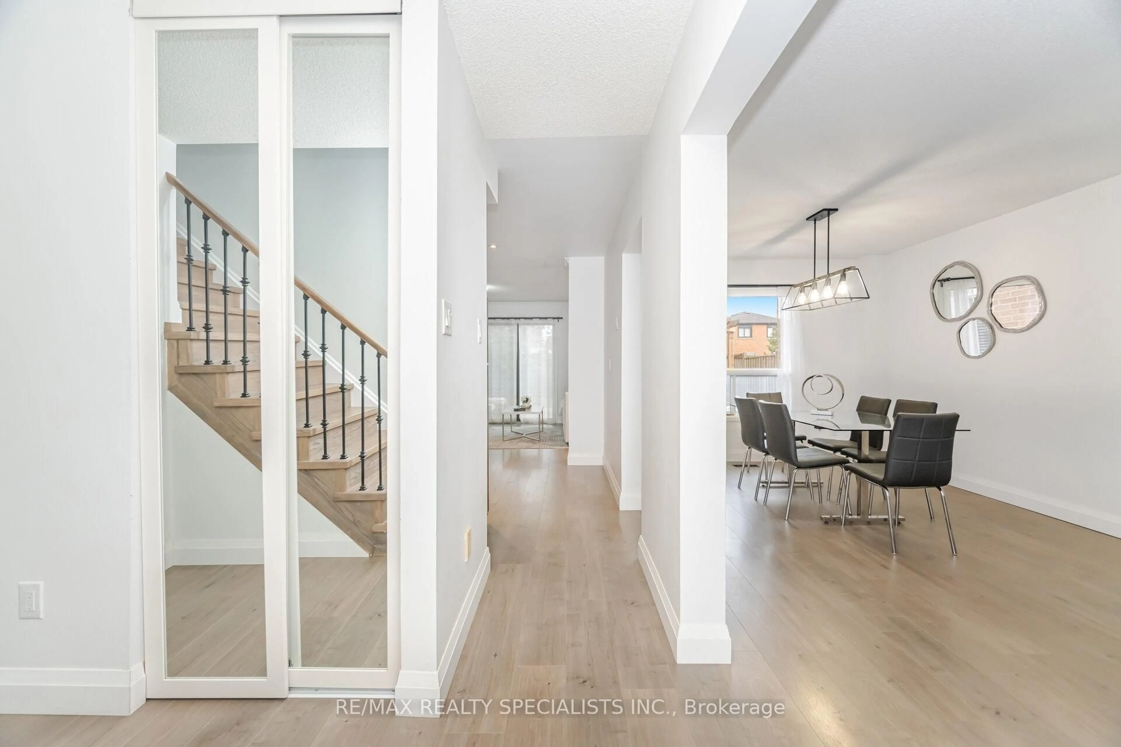 Indoor entryway for 952 Ceremonial Dr, Mississauga Ontario L5R 3A7